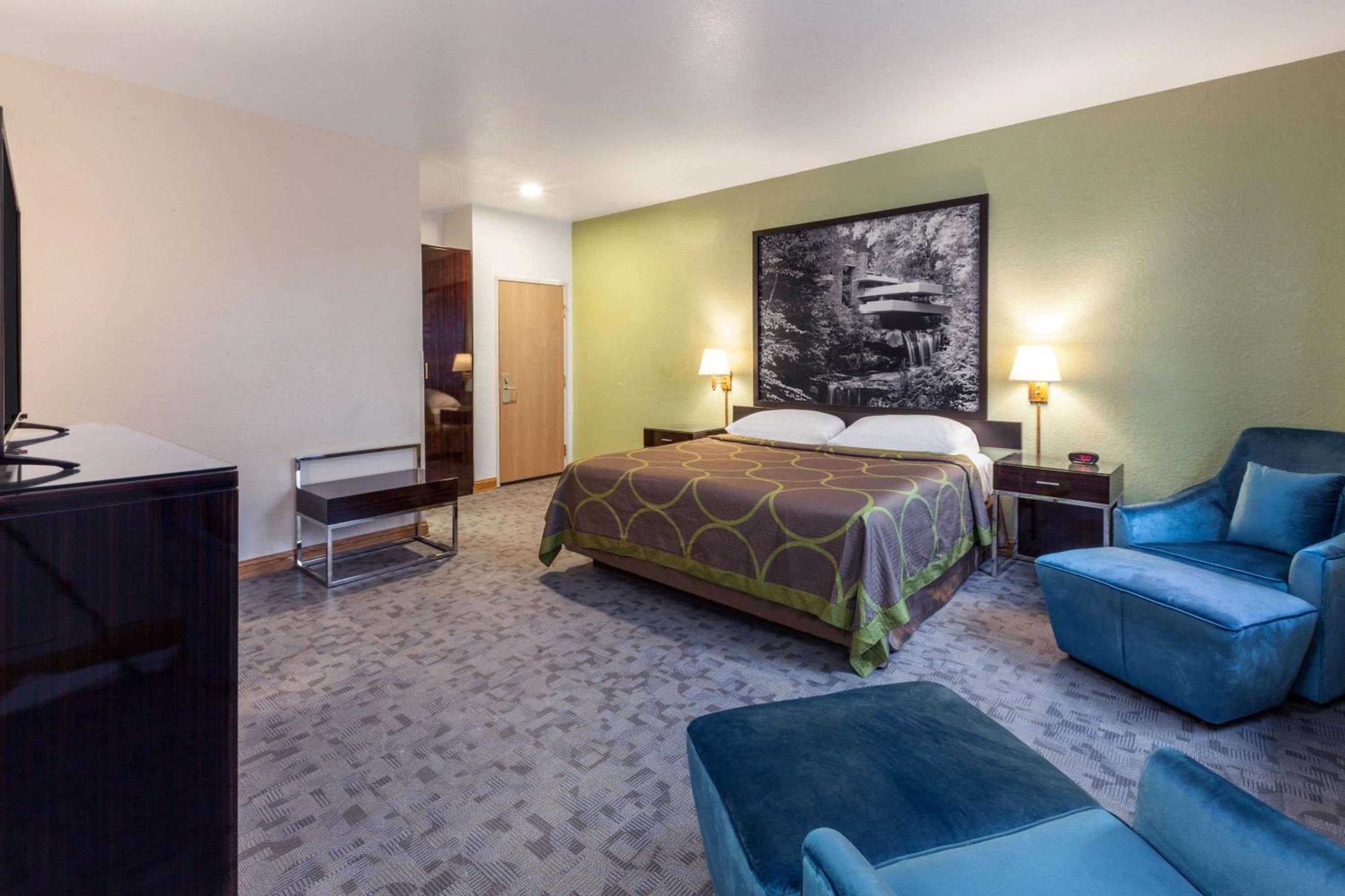 King Suite with Jetted Tub - Non-Smoking - Photo 16
