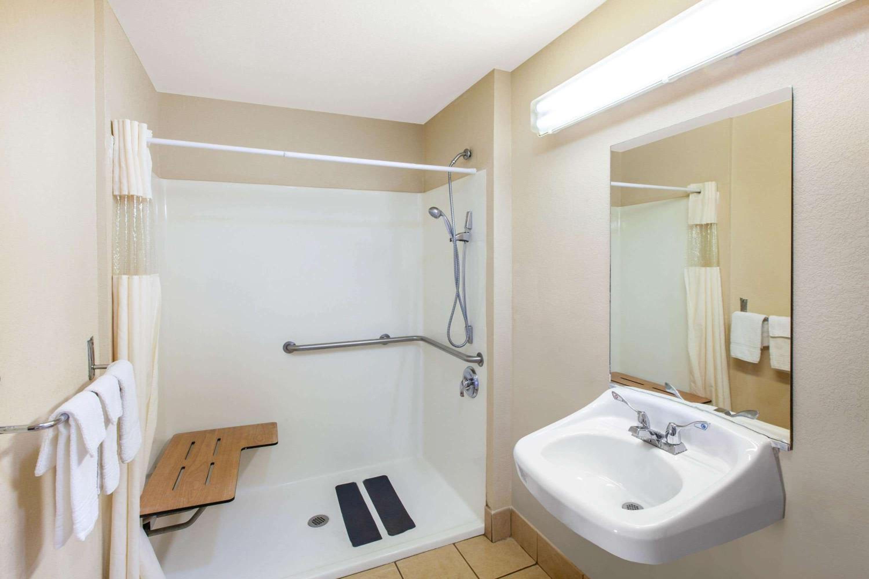 1 King Bed, Deluxe Mobility Accessible Room, Roll-In Shower, Non-Smoking - Photo 1