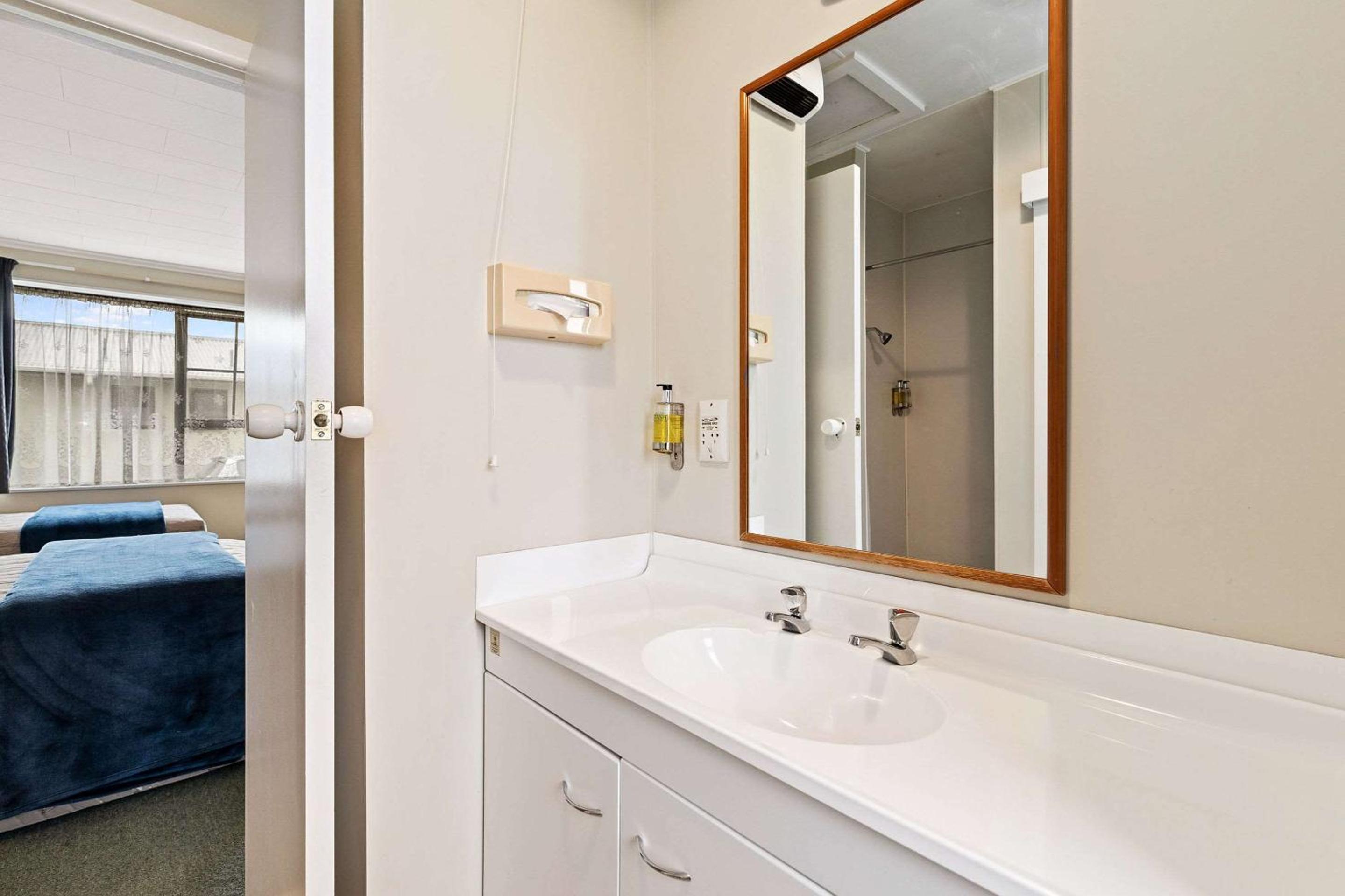 Twin Room - Photo 10