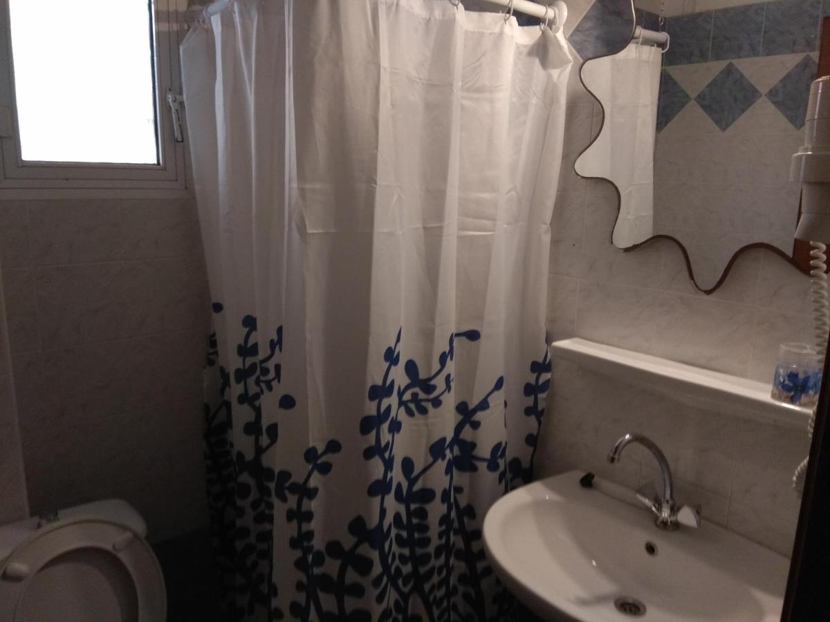 Economy Triple Room photo 3