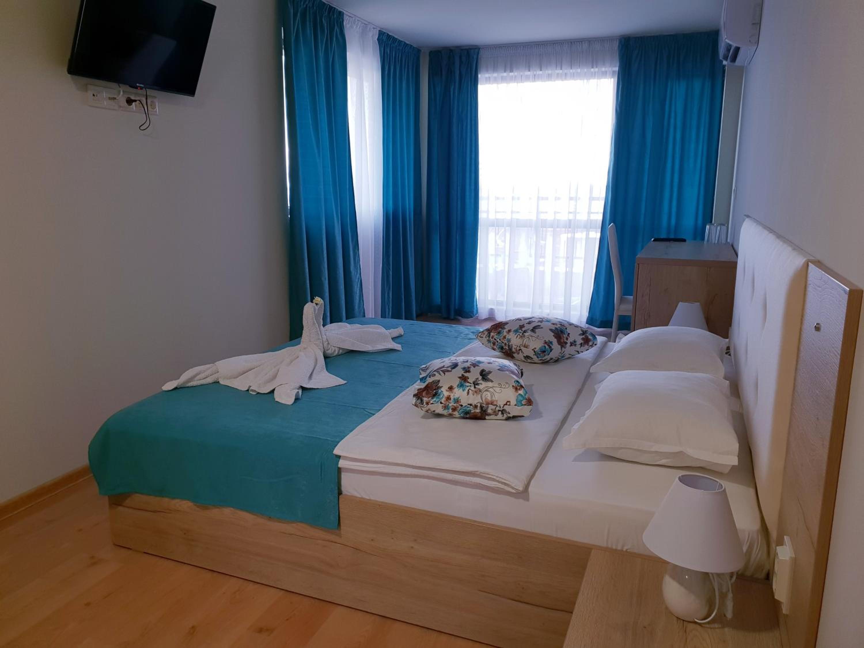 Family Room with Mountain View - Photo 7