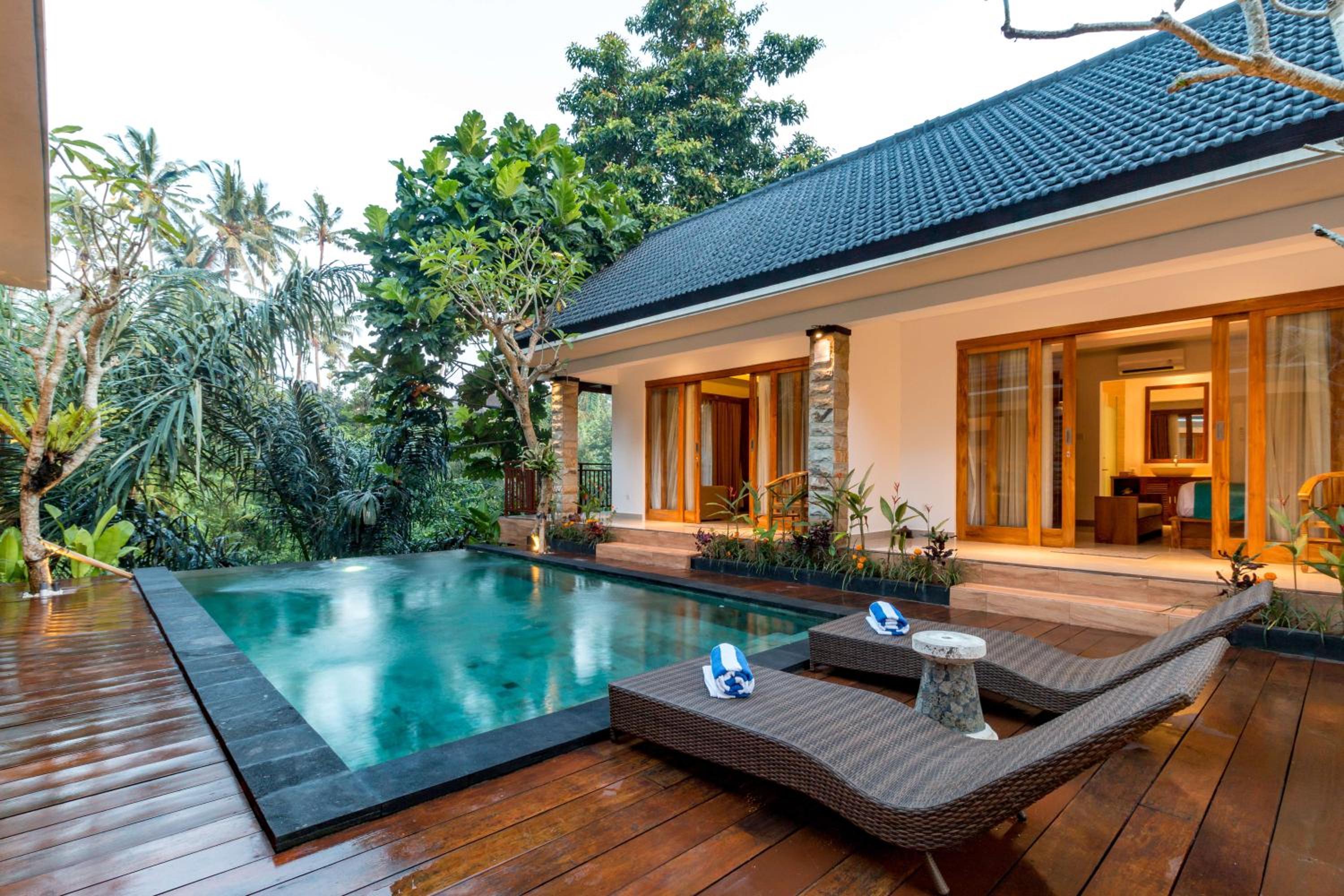 King Suite with Pool View - Photo 10