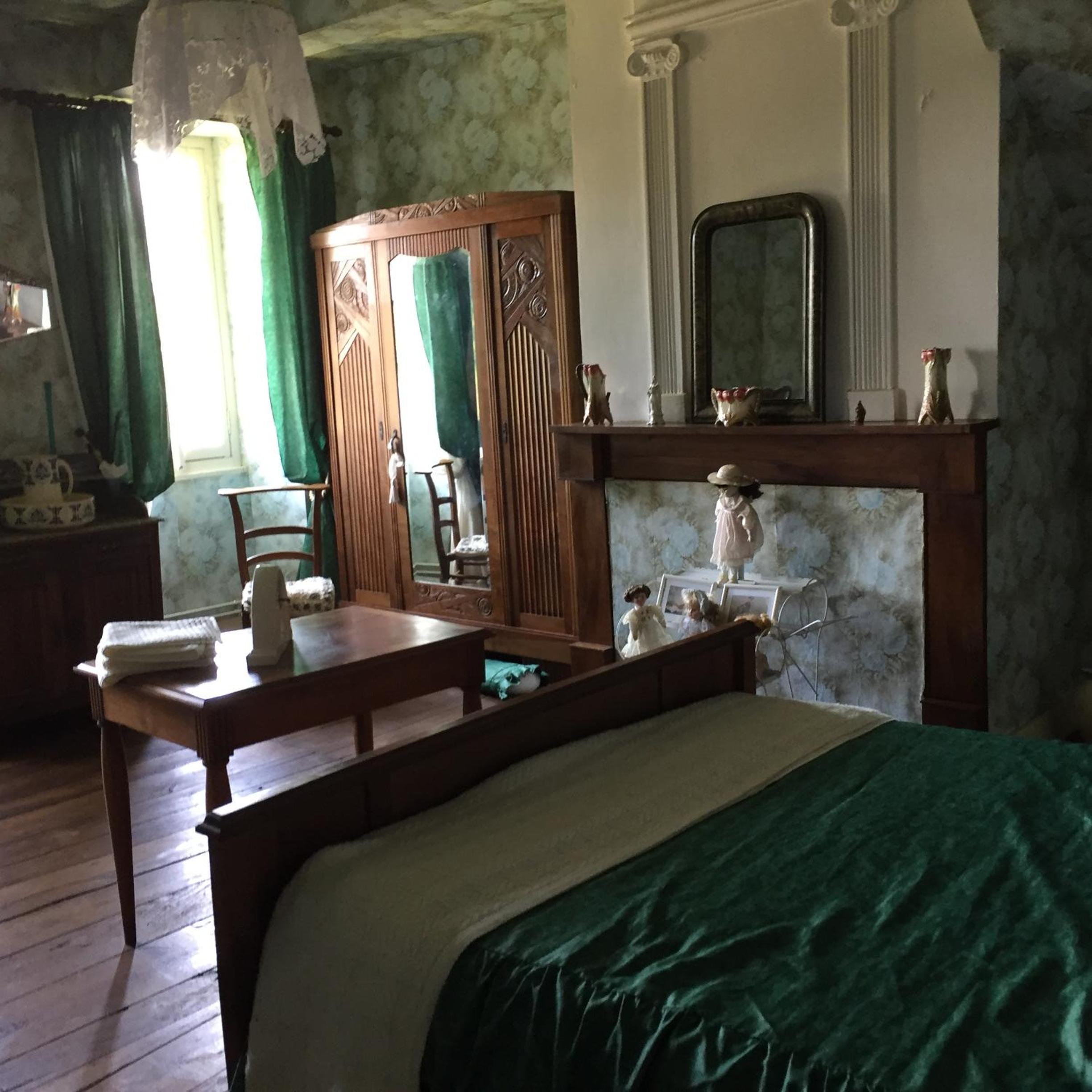Four-Bedroom House - Photo 4