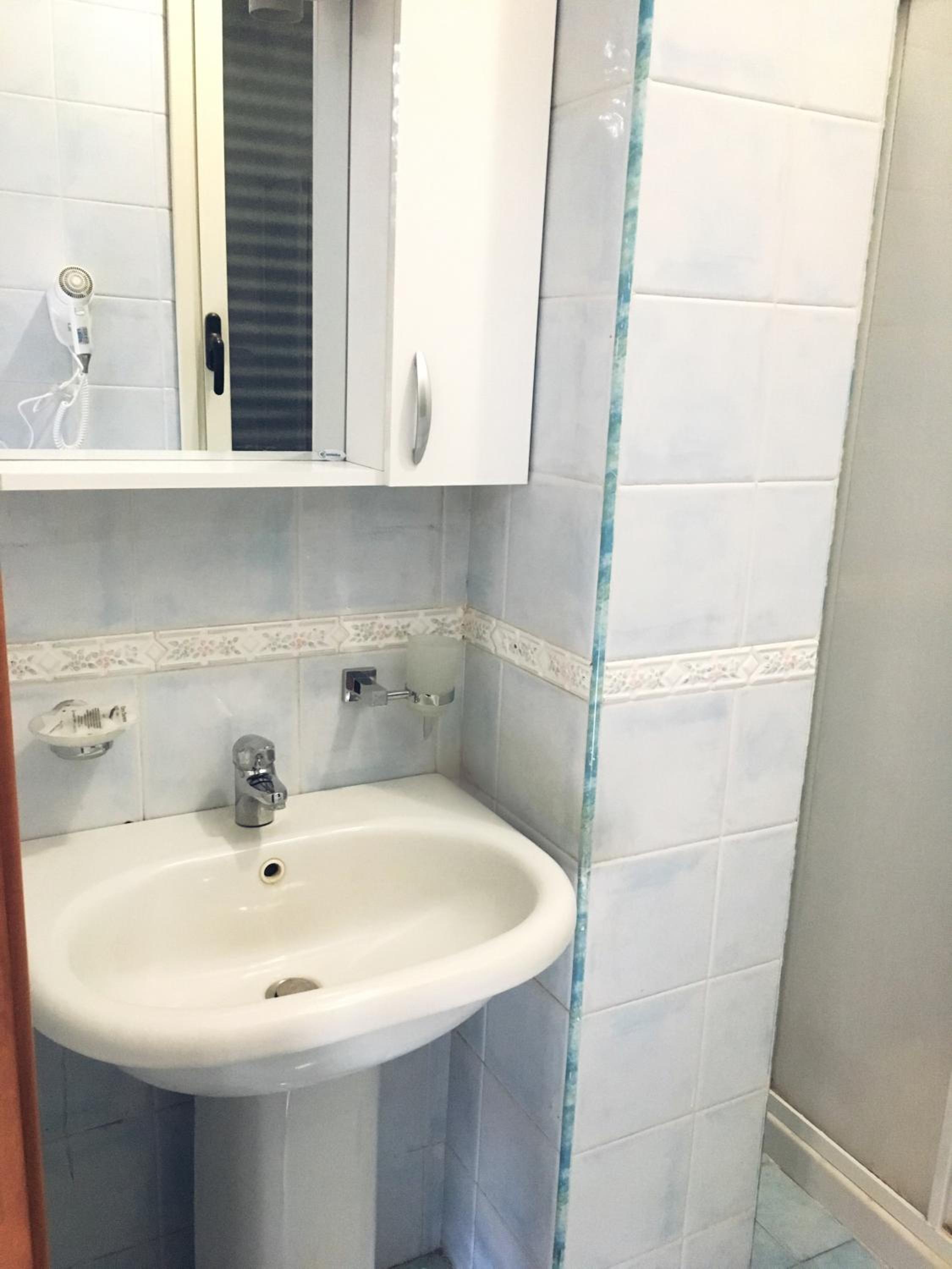 Quadruple Room with Private Bathroom photo 2