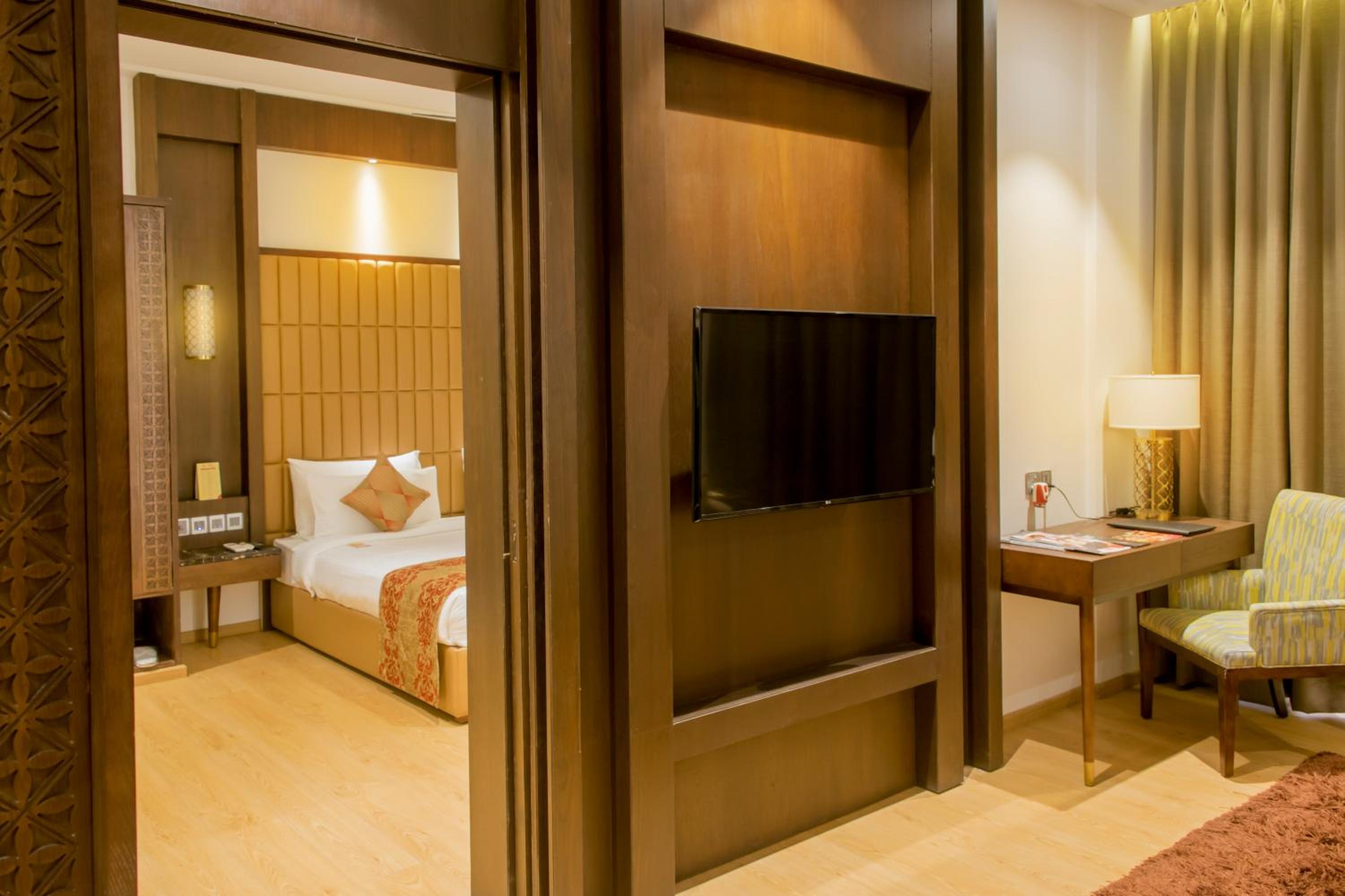 Executive Suite with 15% discount on Spa, Food & Soft Beverage & 25% discount on Salon and 20% on Laundry (Only washing & Ironing) per stay  - Photo 1