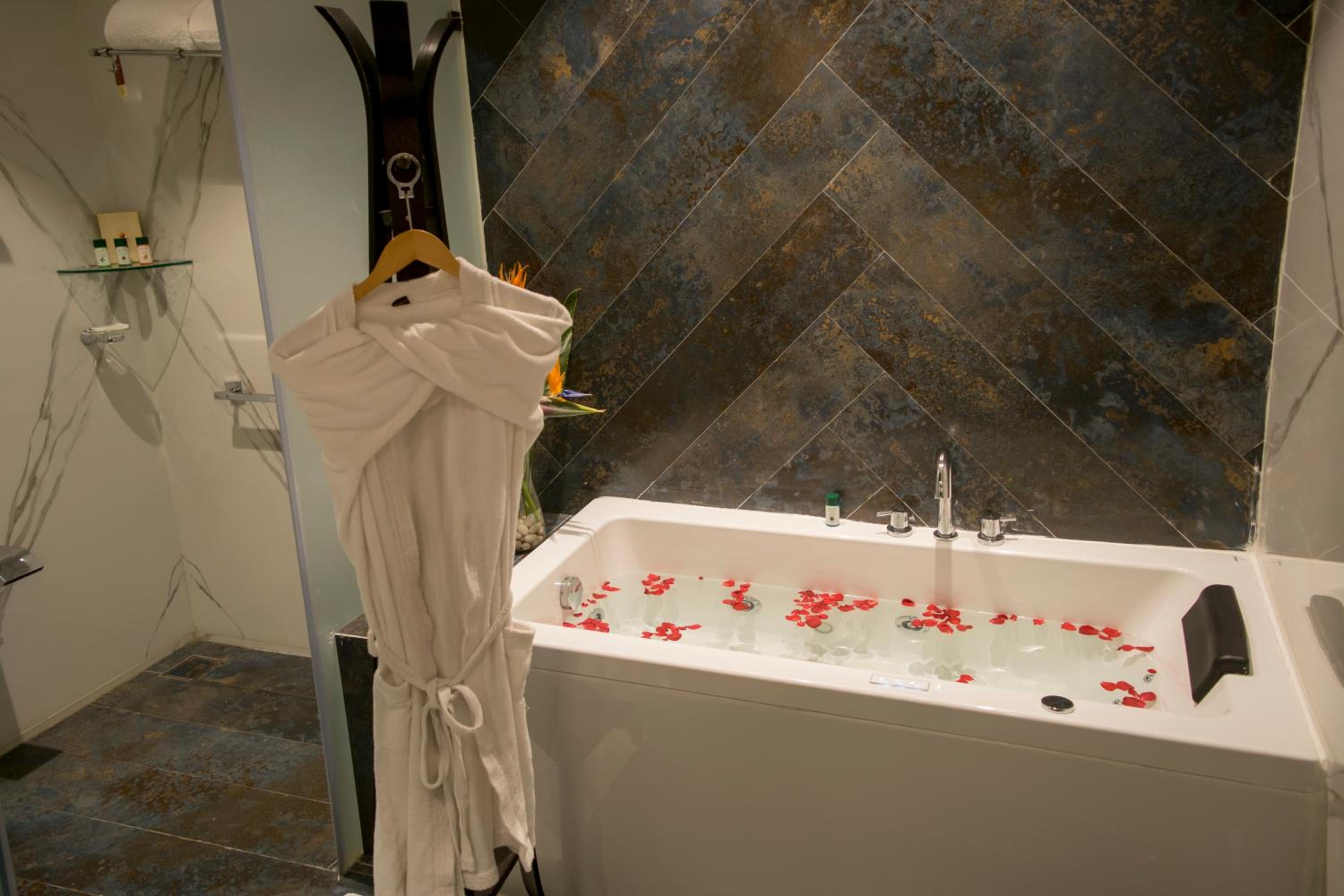 Executive Suite with 15% discount on Spa, Food & Soft Beverage & 25% discount on Salon and 20% on Laundry (Only washing & Ironing) per stay  - Photo 5
