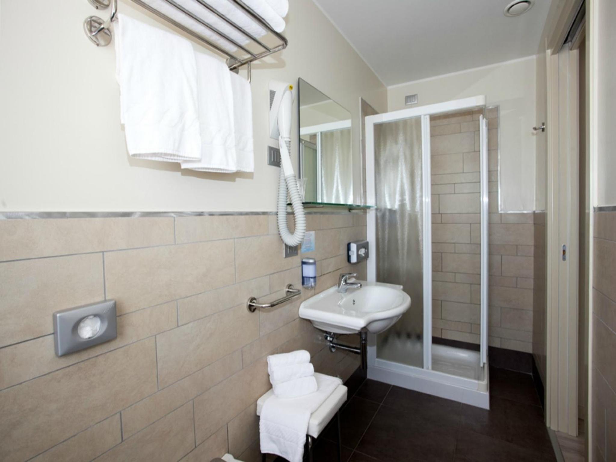 Double or Twin Room with Balcony - Photo 9