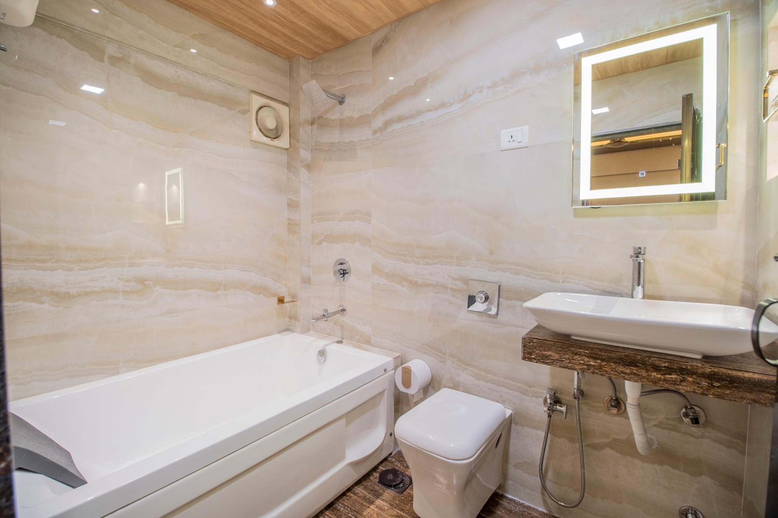 Deluxe Double Room with Bath - Photo 5