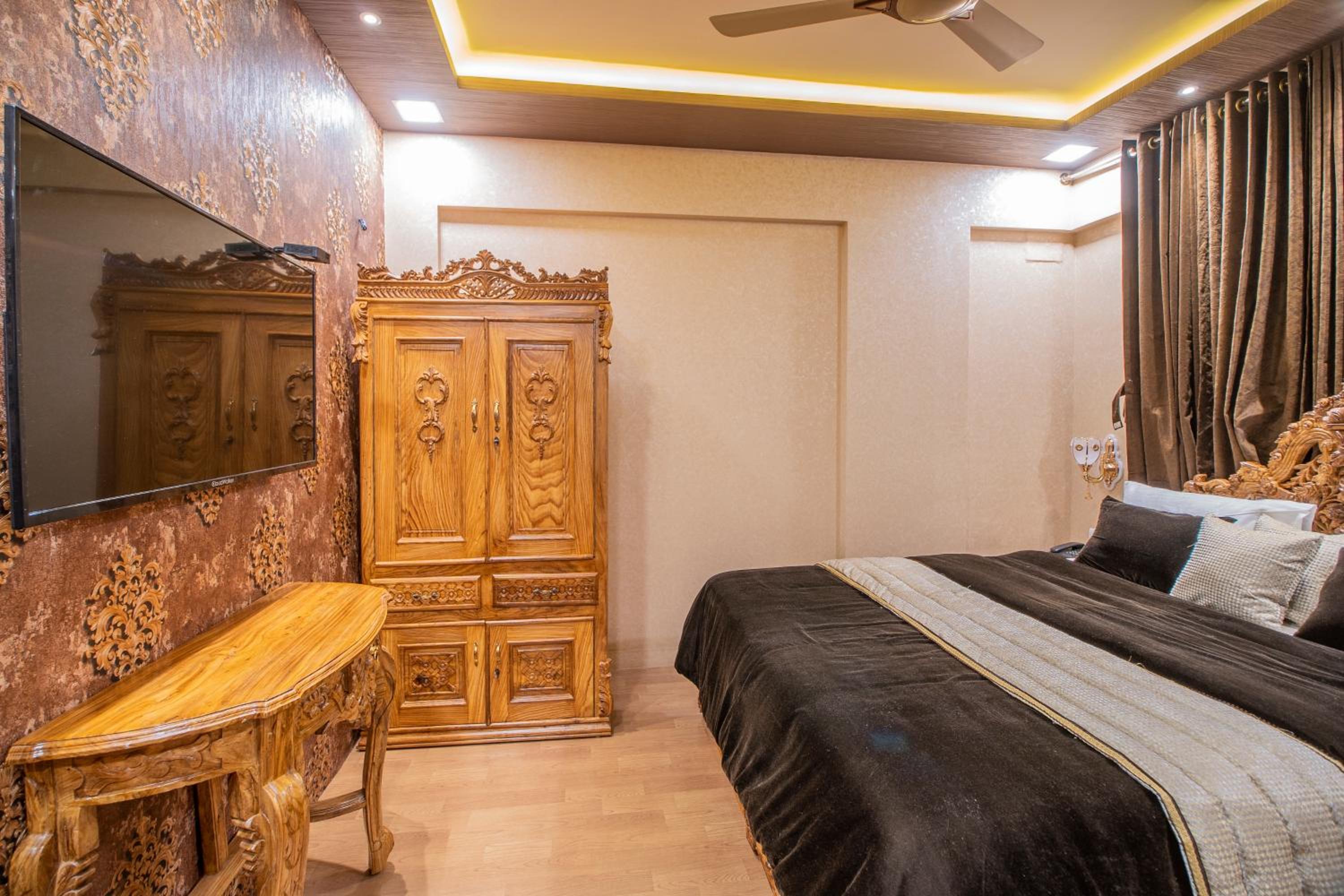 Deluxe Double Room with Bath - Photo 4