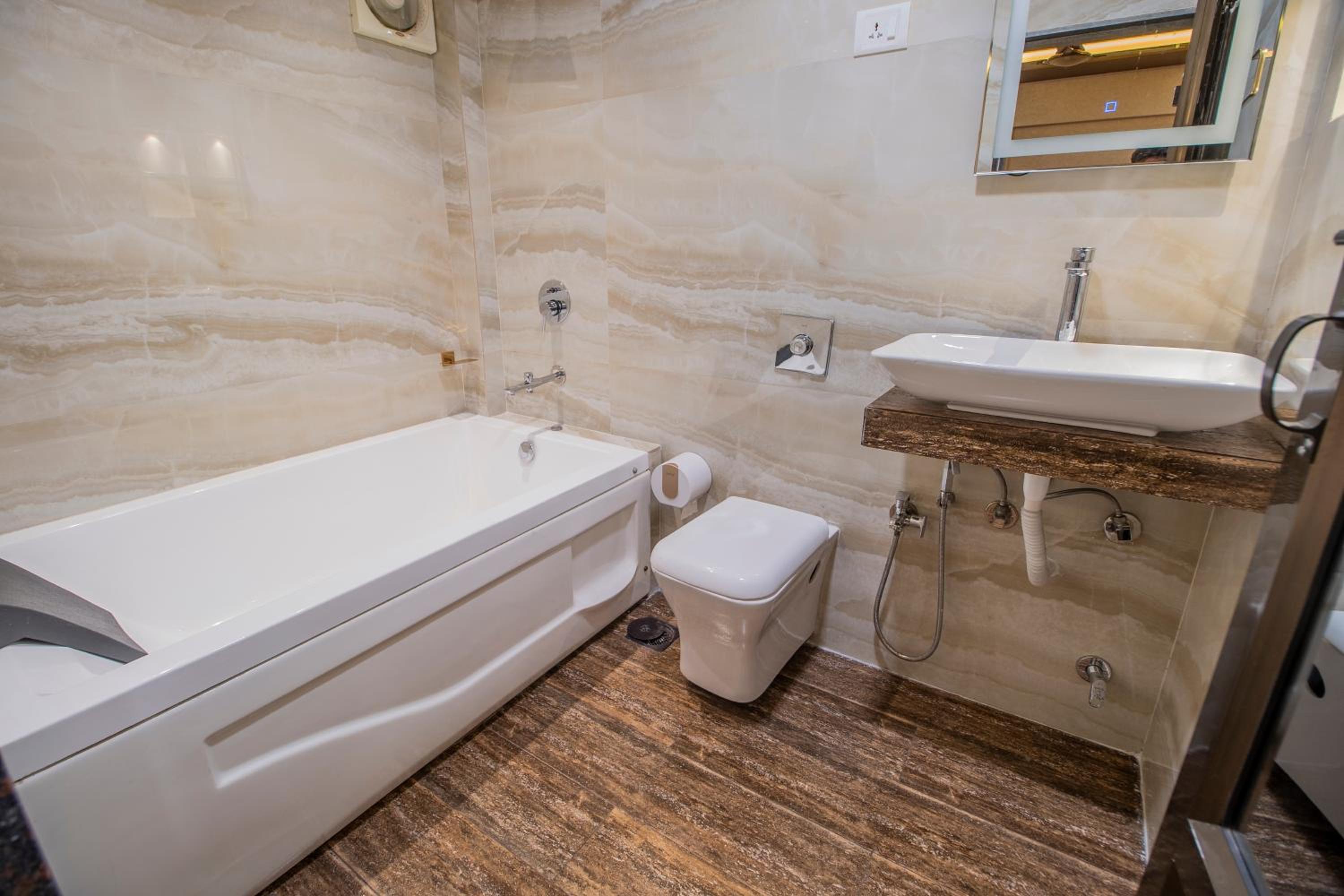 Deluxe Double Room with Bath - Photo 3