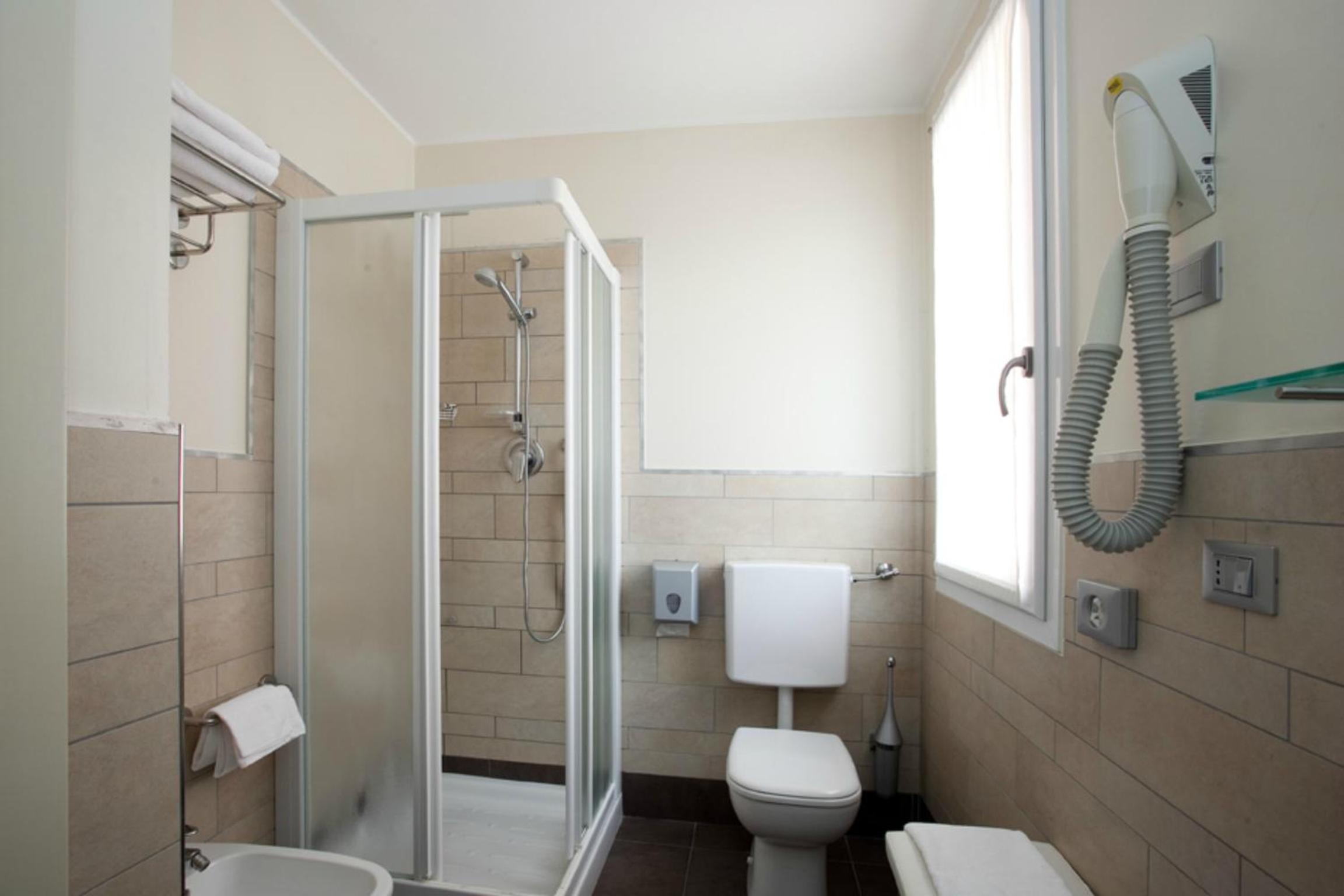 Double or Twin Room with Balcony - Photo 8