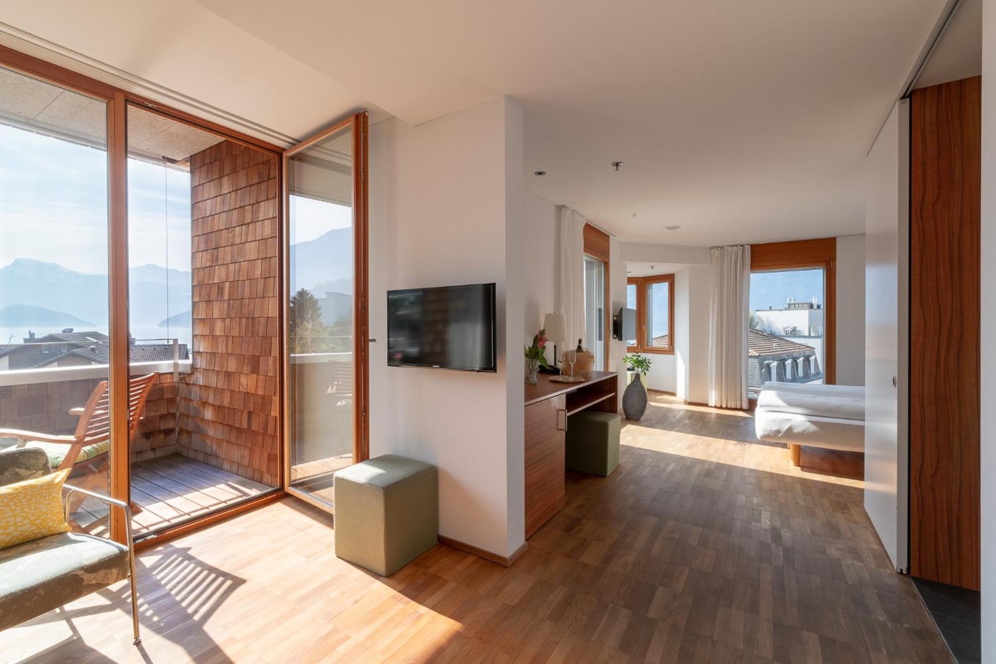 Junior Suite with Lake View - Photo 6