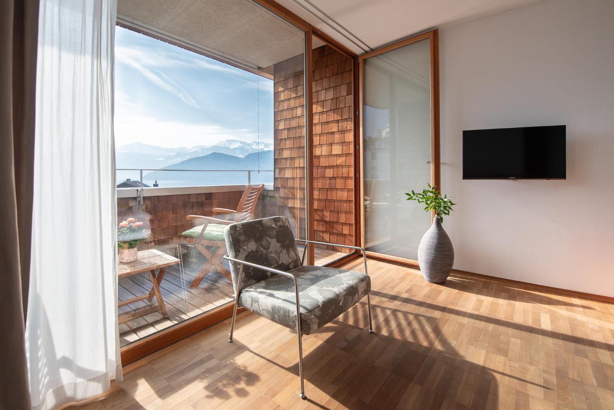 Deluxe Room with Lake View - Photo 5
