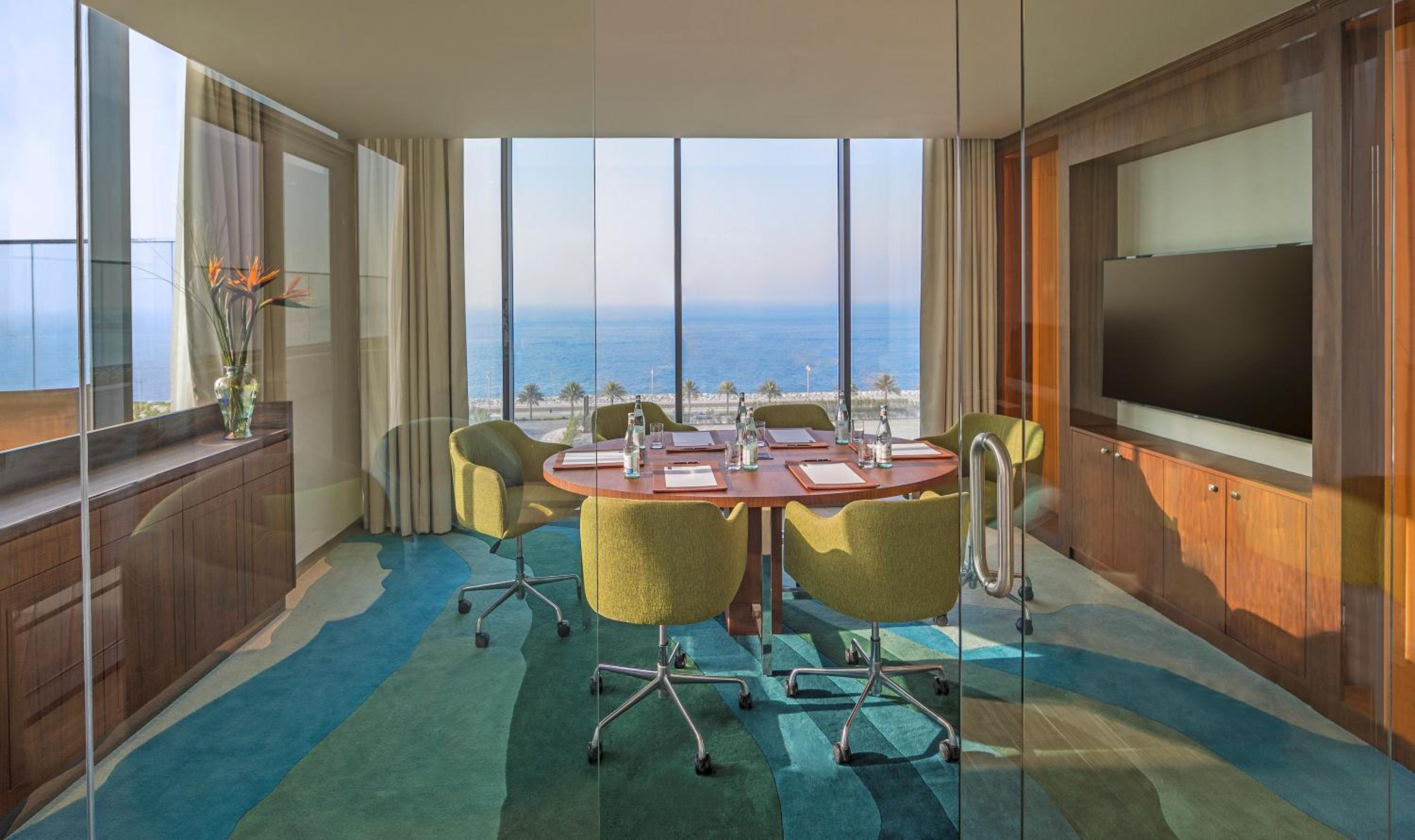 Premium One-Bedroom Suite with Balcony and Sea View - Club Lounge Access thumbnail 6