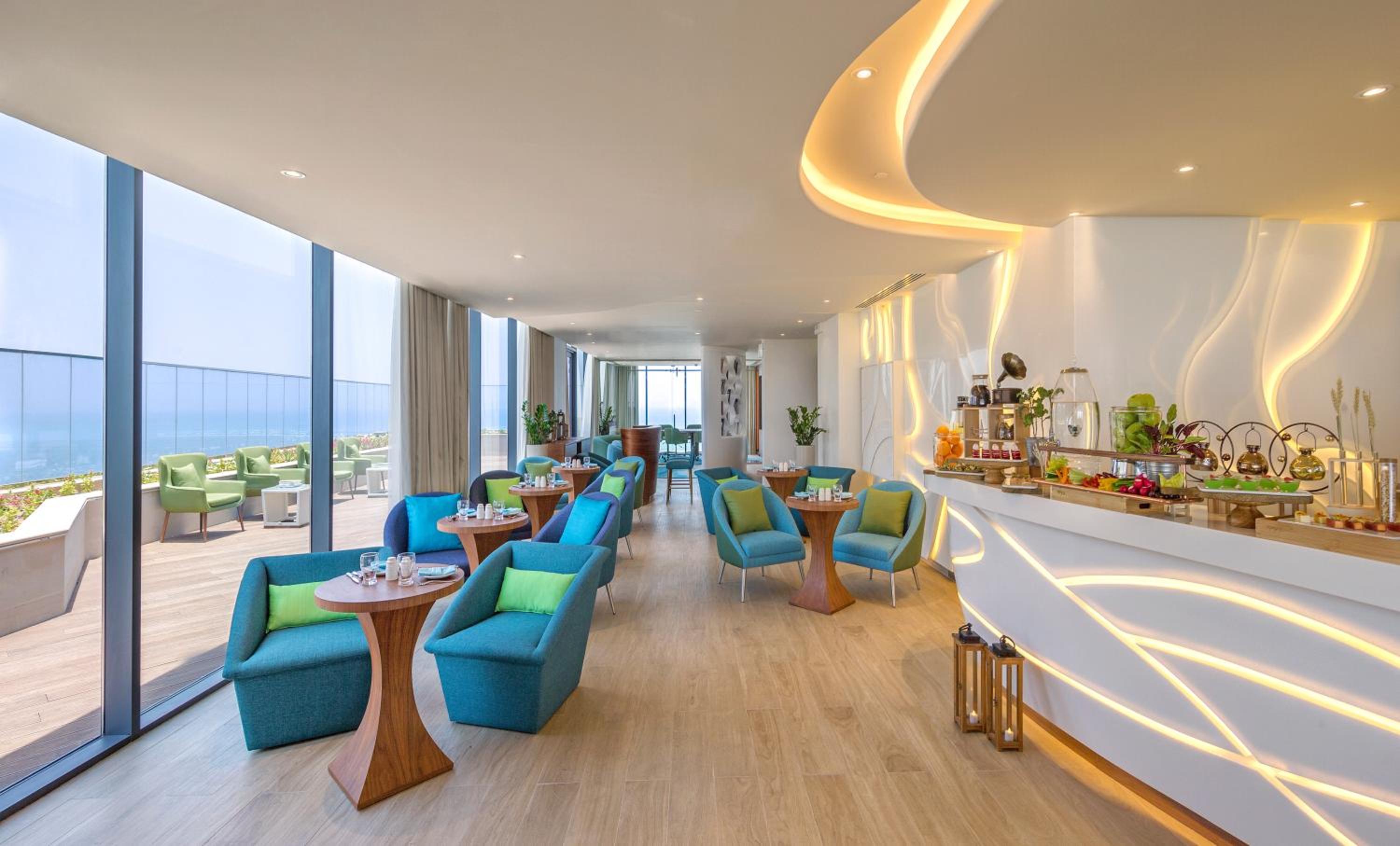 Premium One-Bedroom Suite with Balcony and Sea View - Club Lounge Access