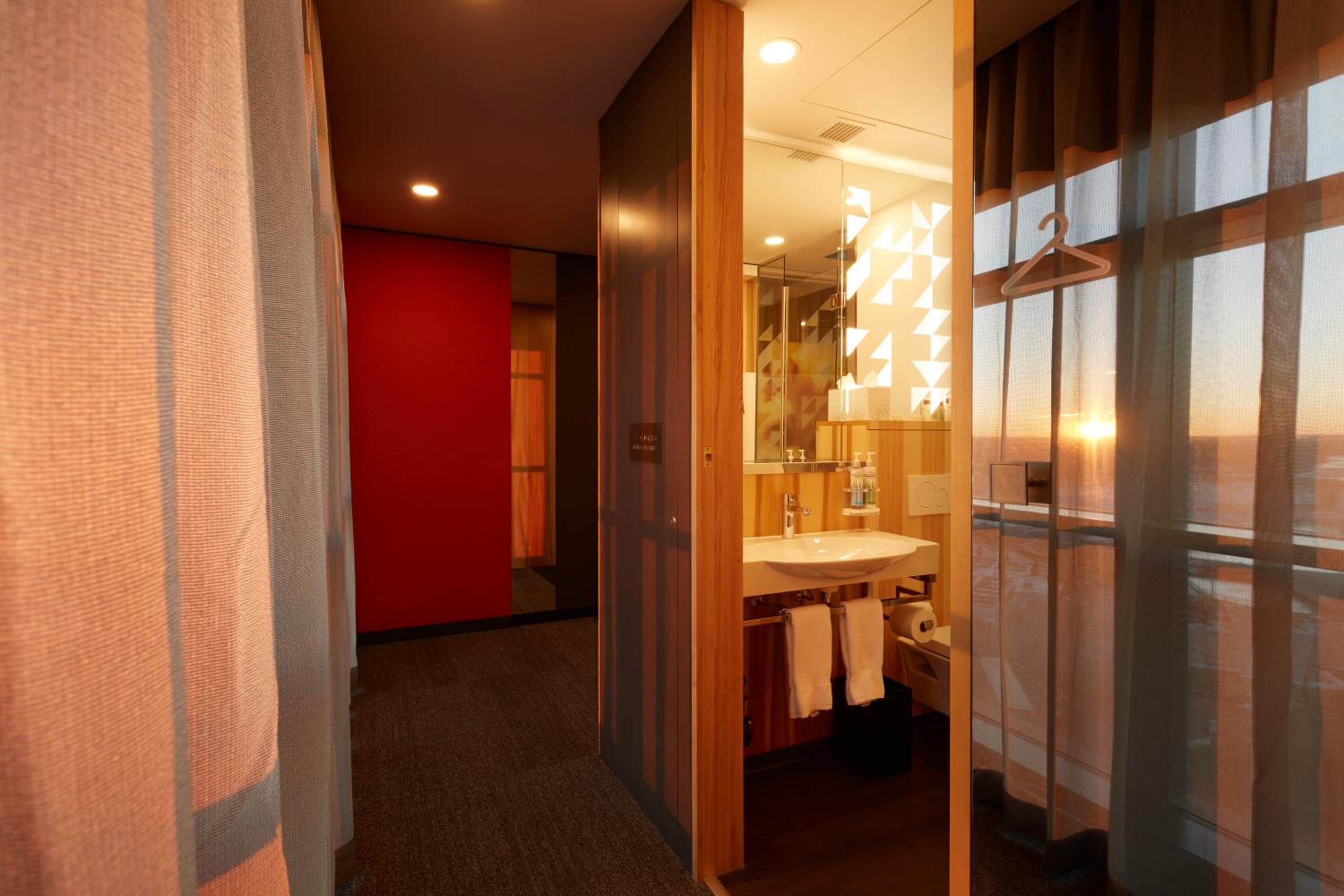 King Corner Room