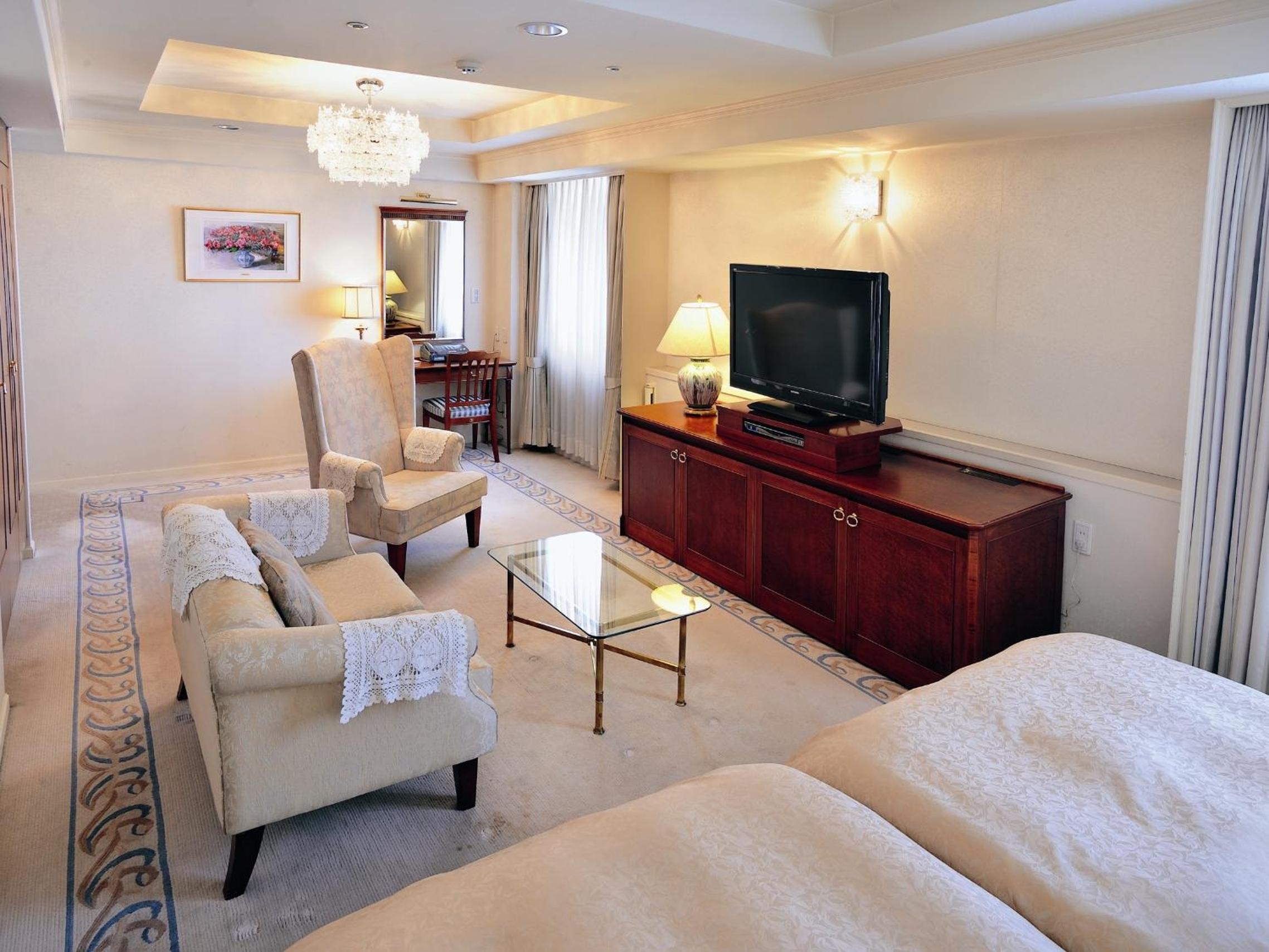 Suite - Photo 1