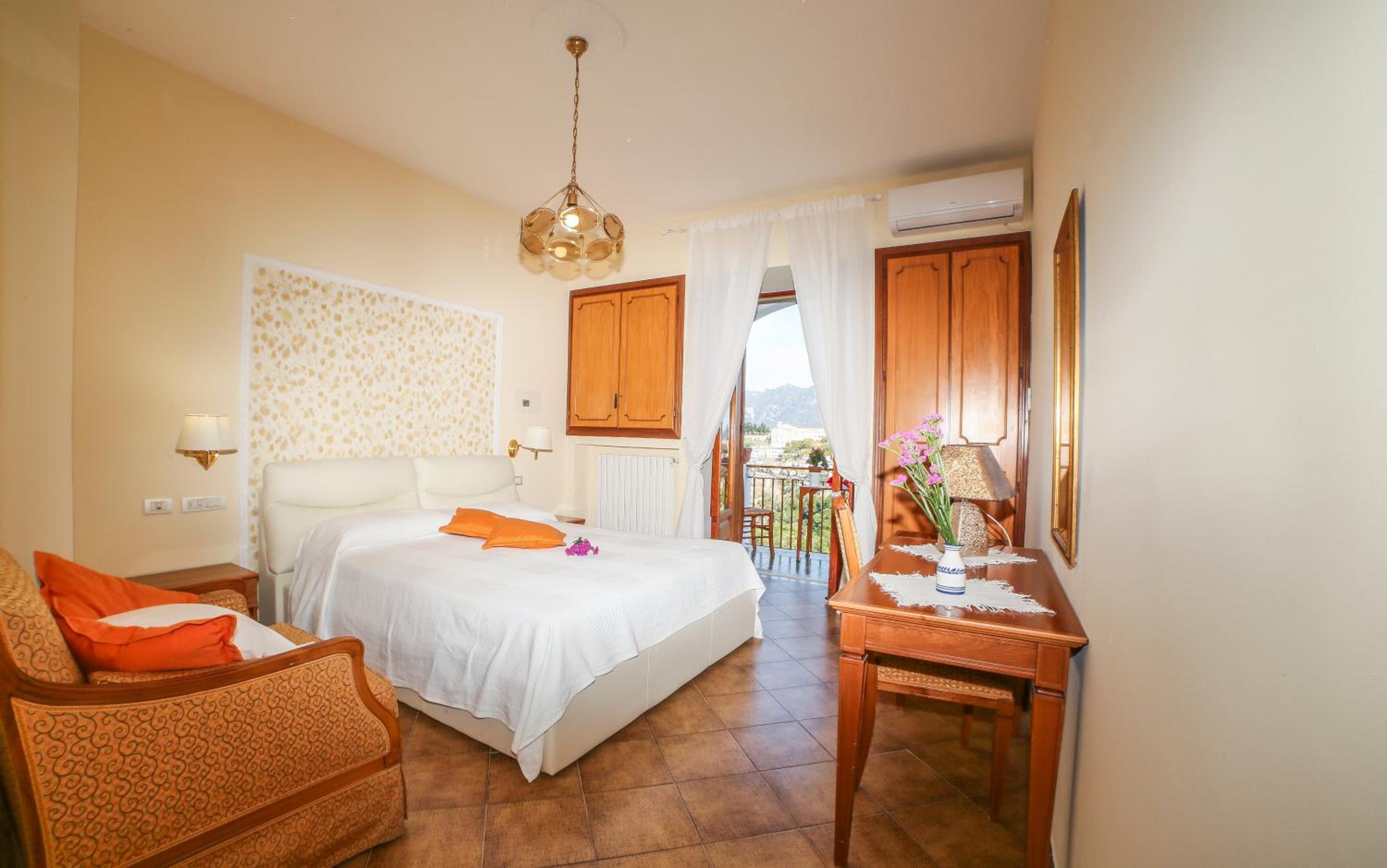 Double Room with Balcony - Photo 2