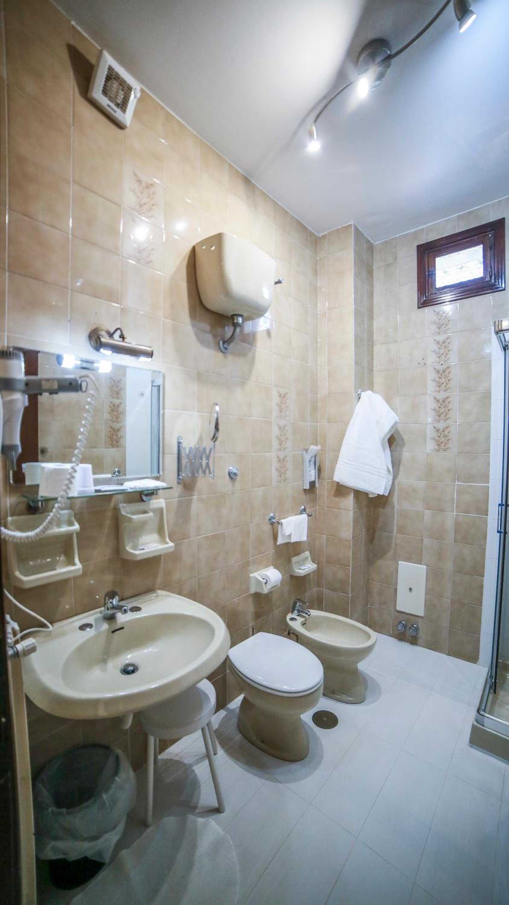 Double Room with Balcony - Photo 9