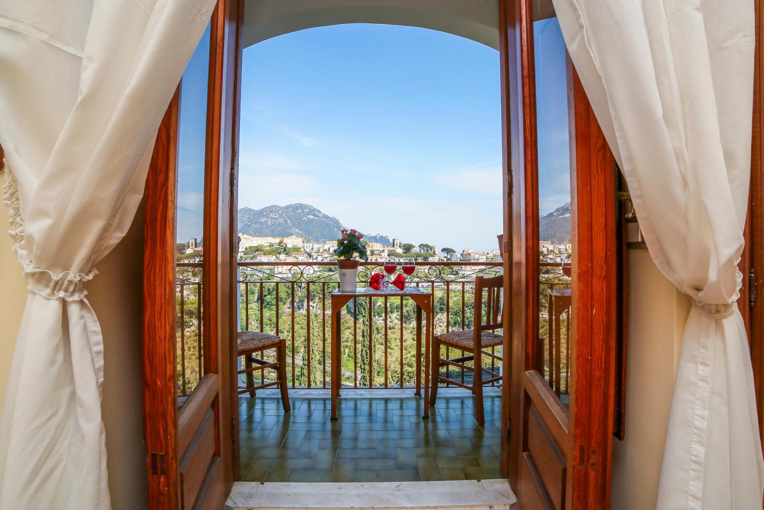 Double Room with Balcony - Photo 10
