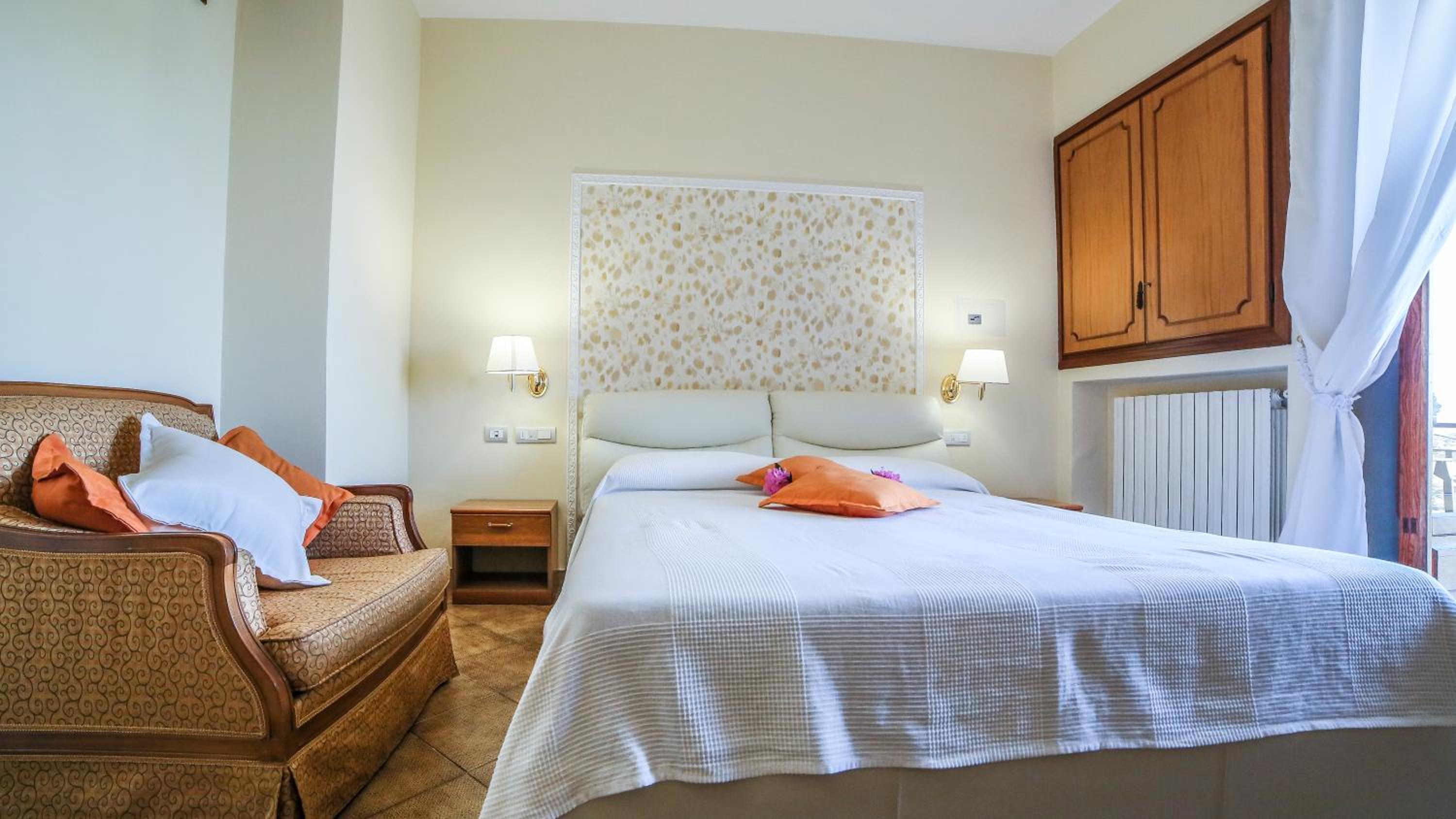 Double Room with Balcony - Photo 11