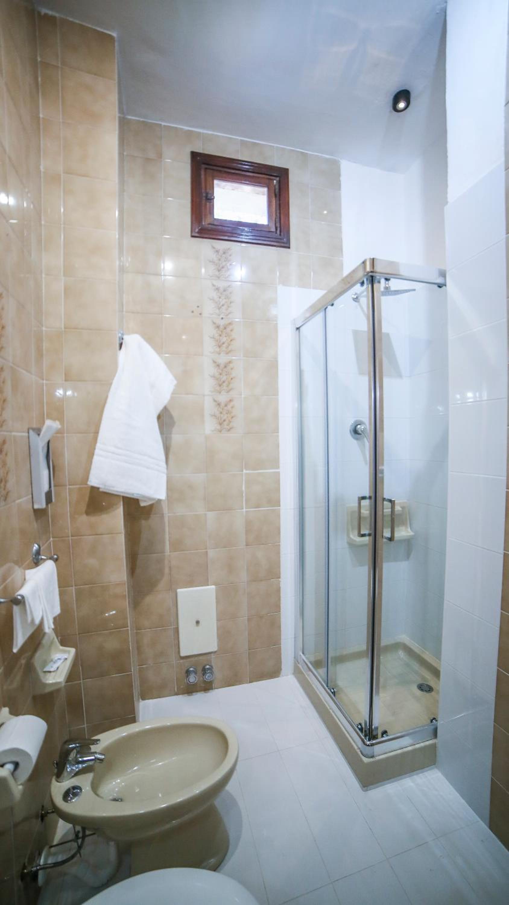 Double Room with Balcony - Photo 12