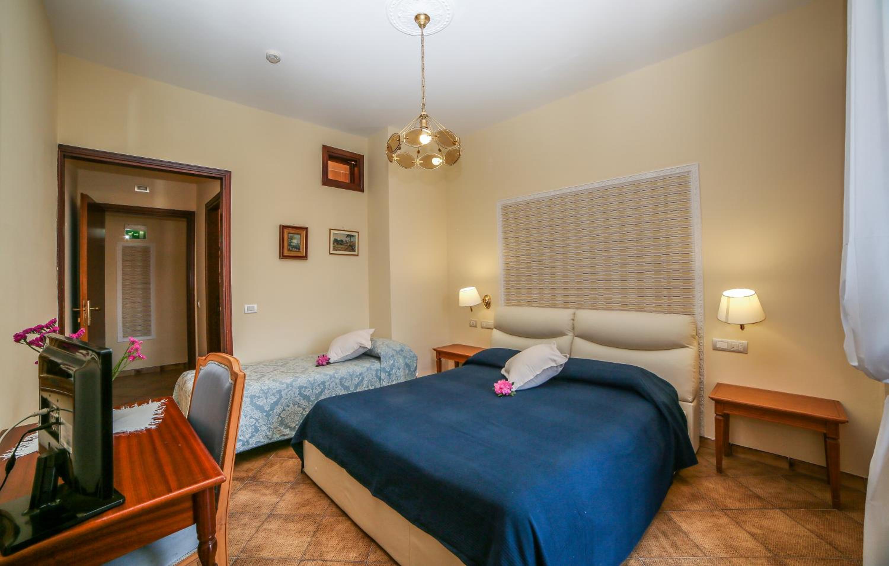 Triple Room with Balcony - Photo 11