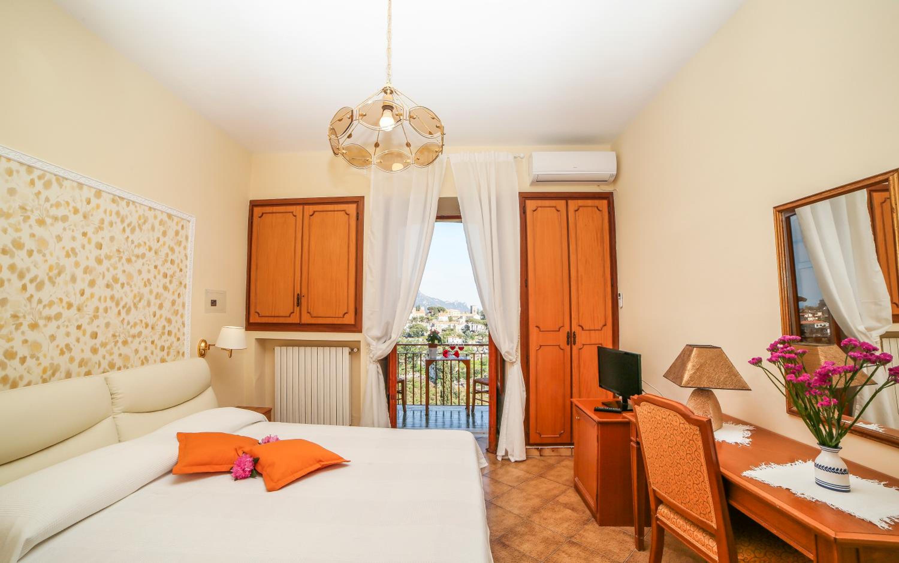 Double Room with Balcony - Photo 1