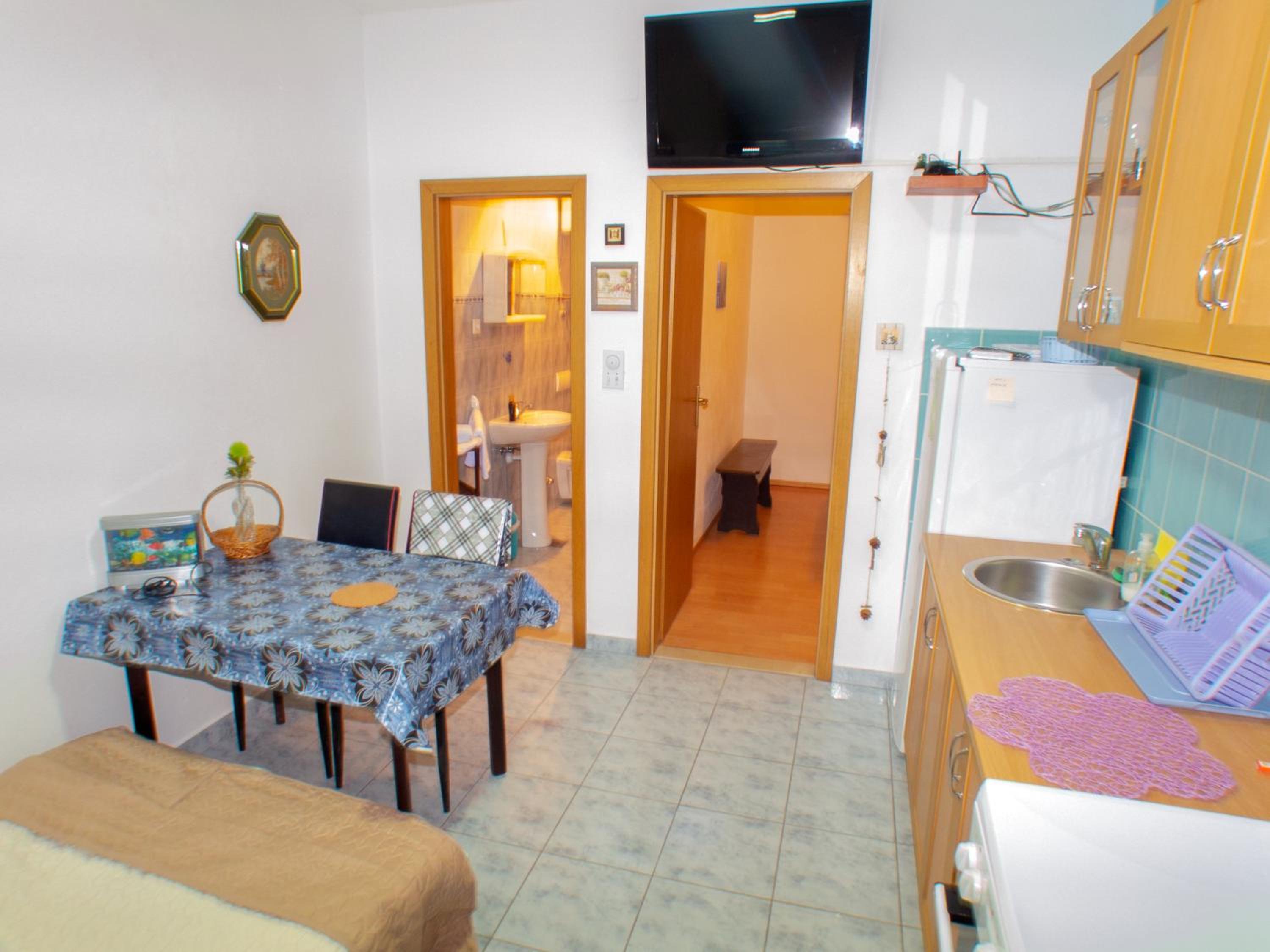 One-Bedroom Apartment with Terrace - Photo 5