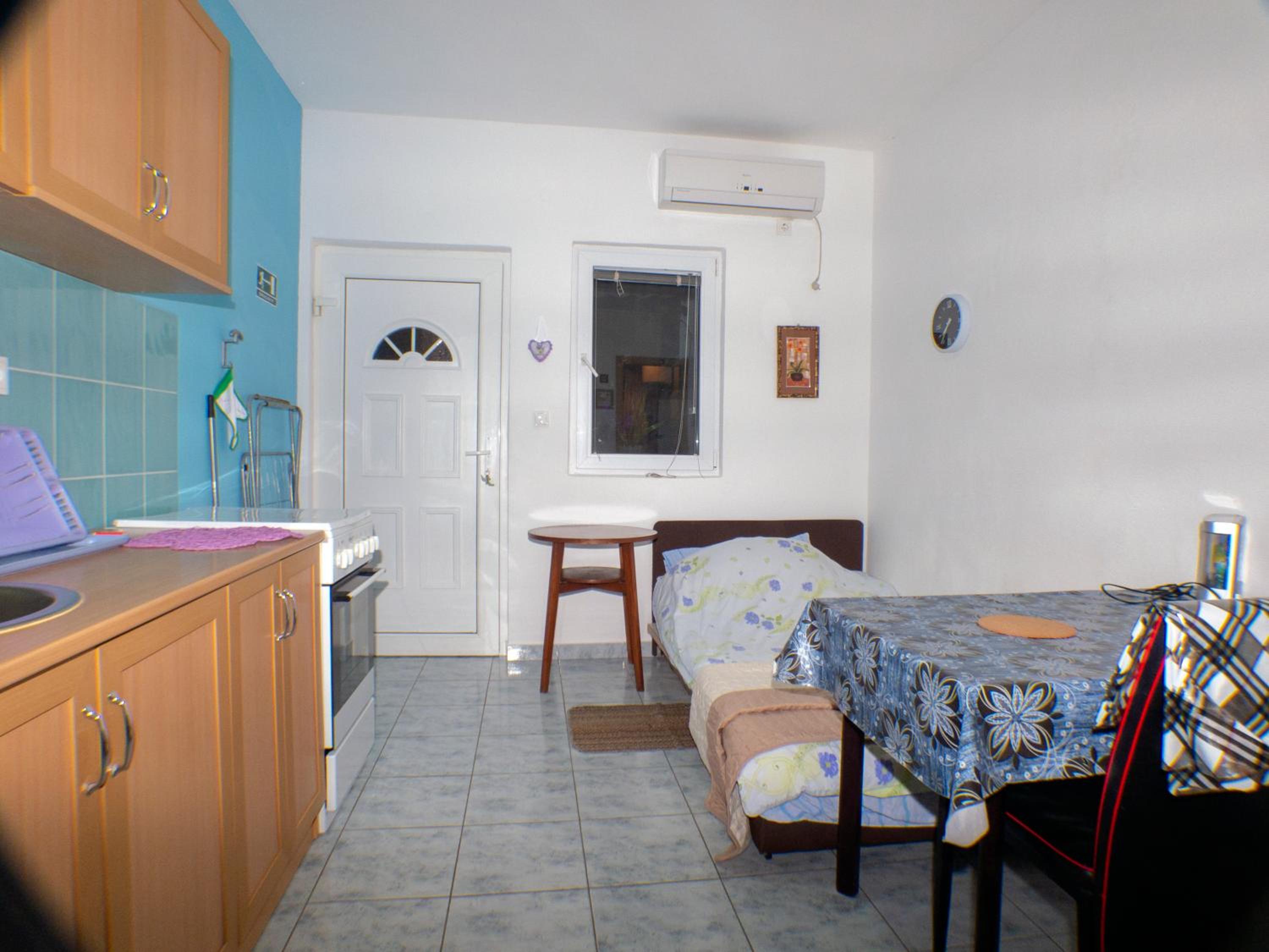 One-Bedroom Apartment with Terrace - Photo 6