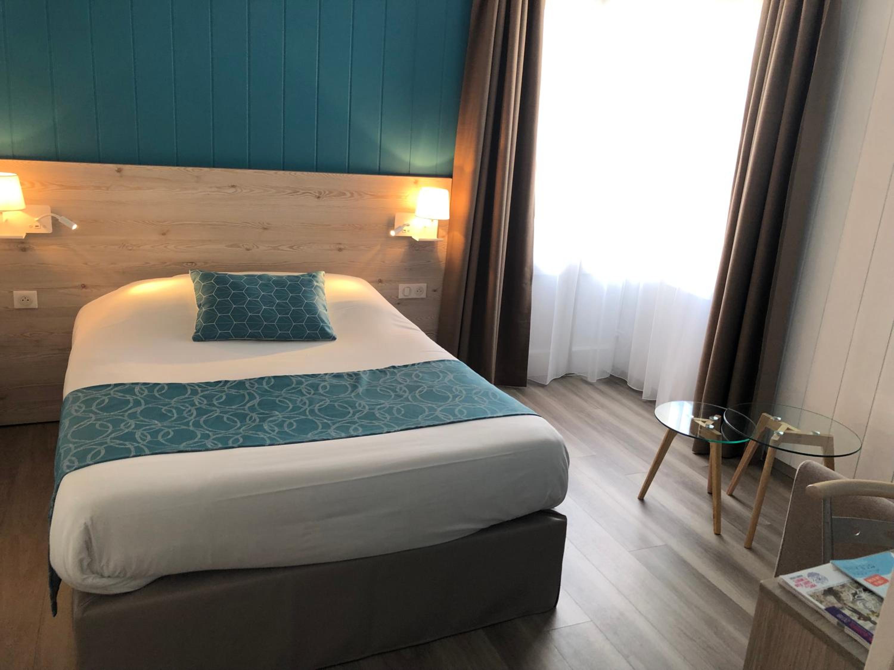 Superior Room with Balcony - Photo 4