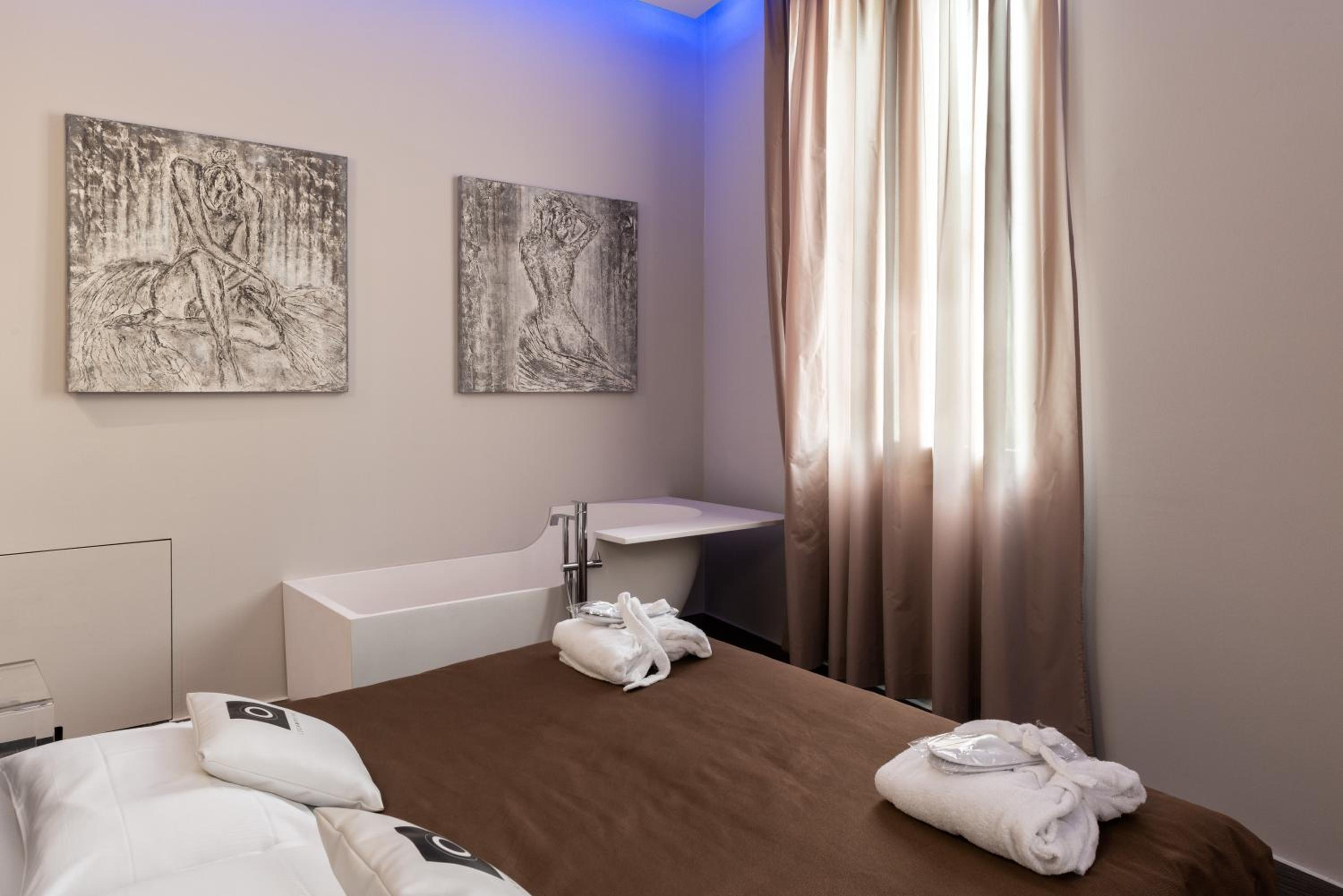 King Suite with Balcony - Photo 26