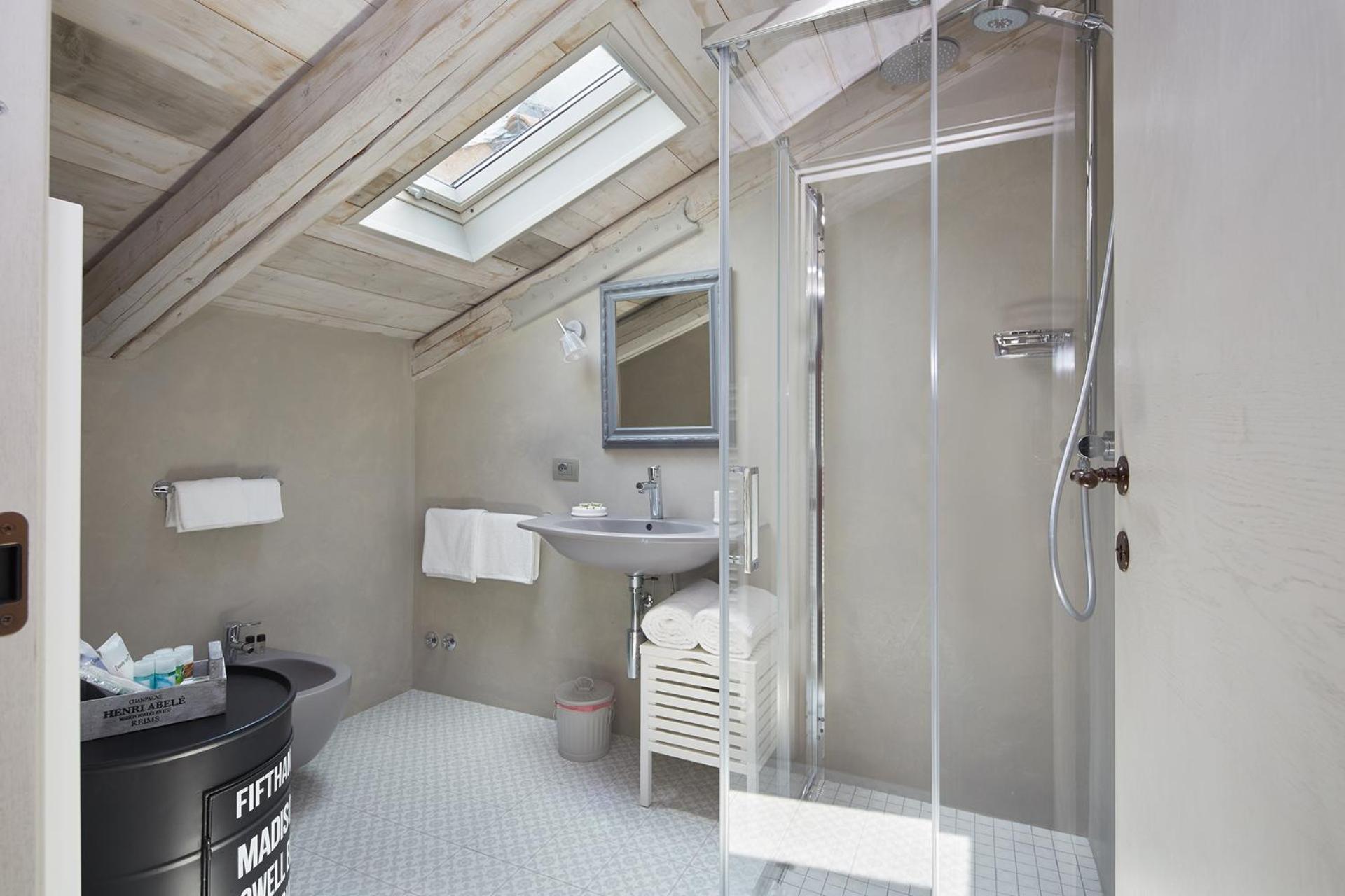 Deluxe King Room photo 3