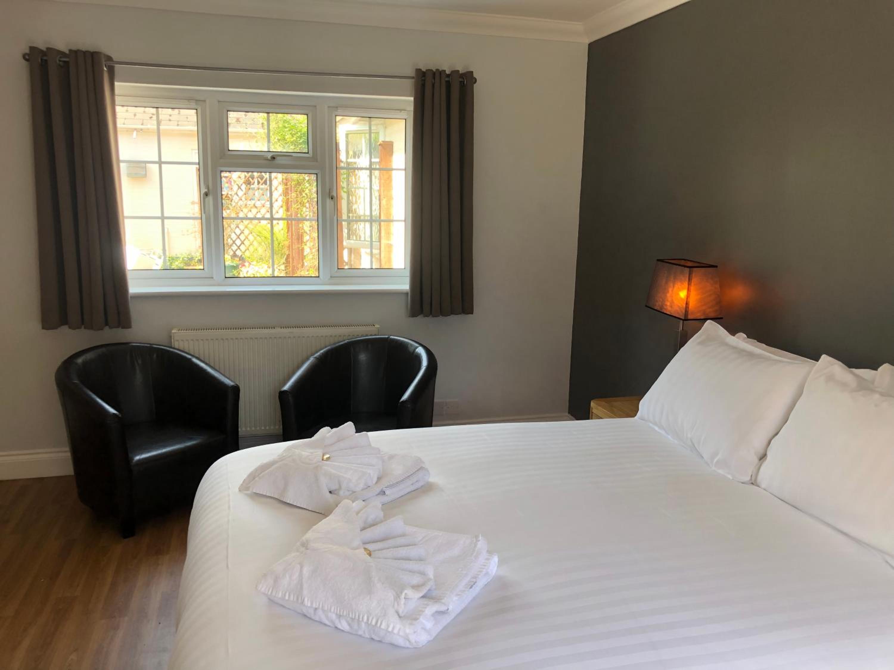 Standard King Room - Photo 11
