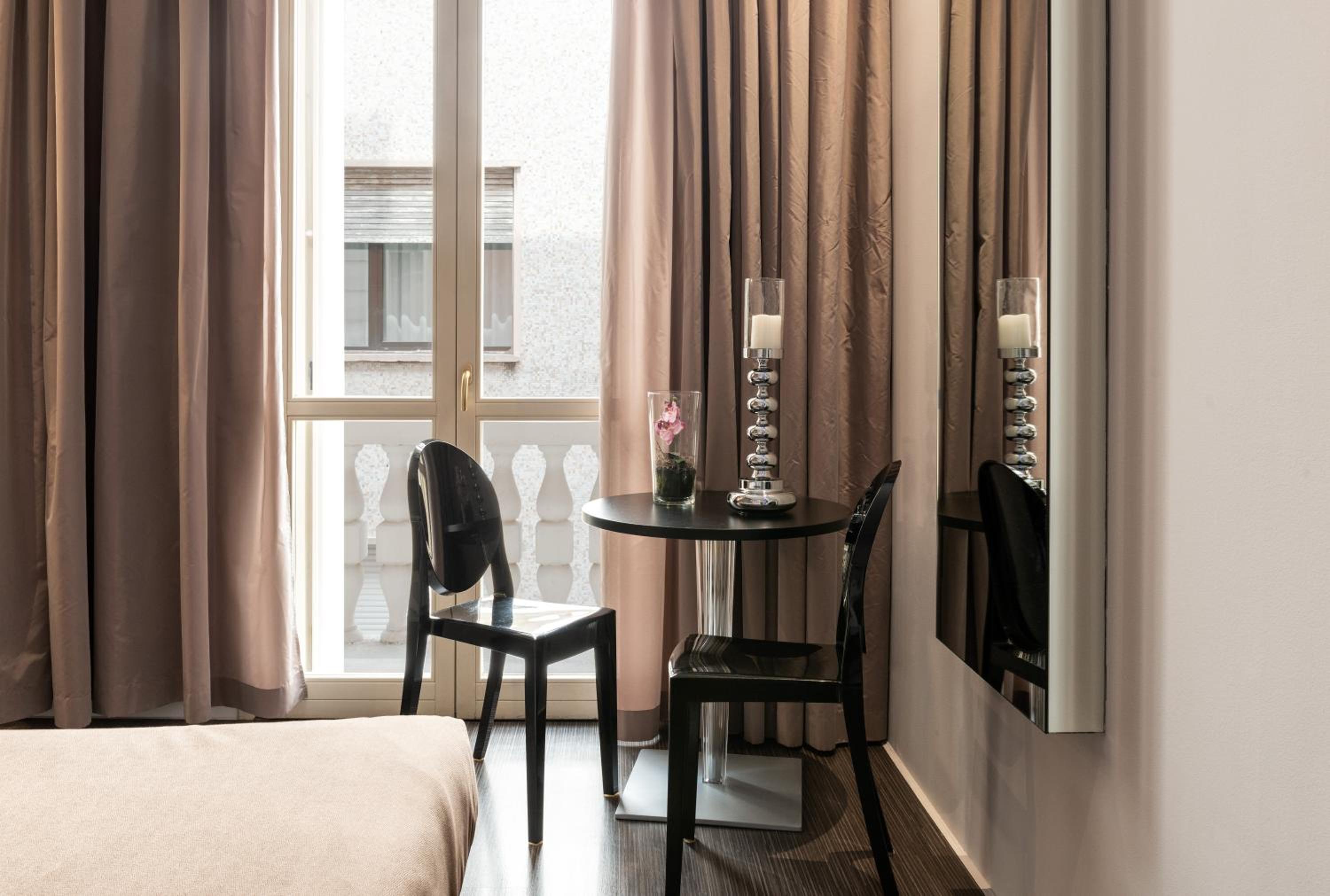 Deluxe Double Room with Balcony - Photo 13