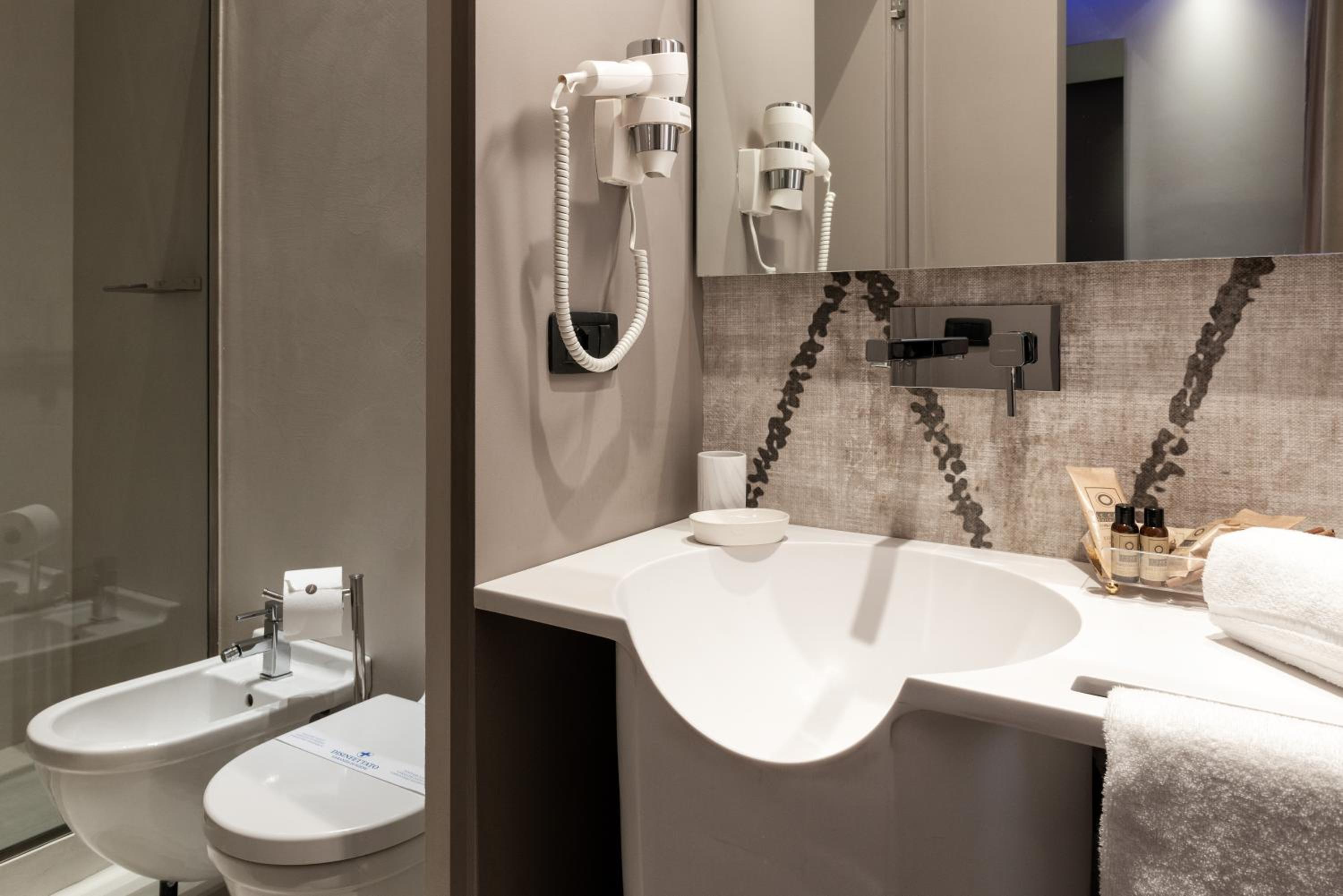Superior King Room - Photo 13