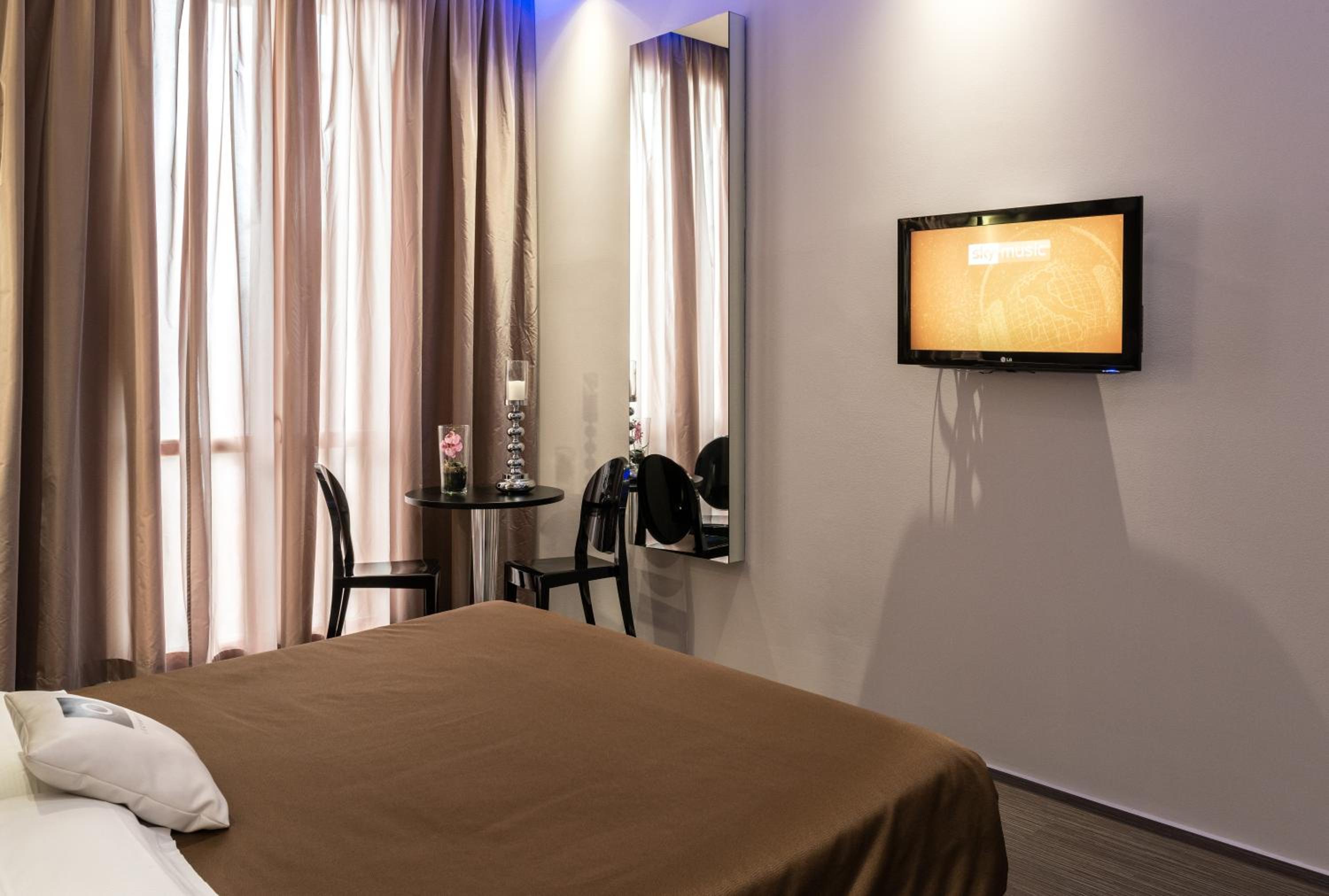 Single Room with King Size Bed and Balcony thumbnail 5