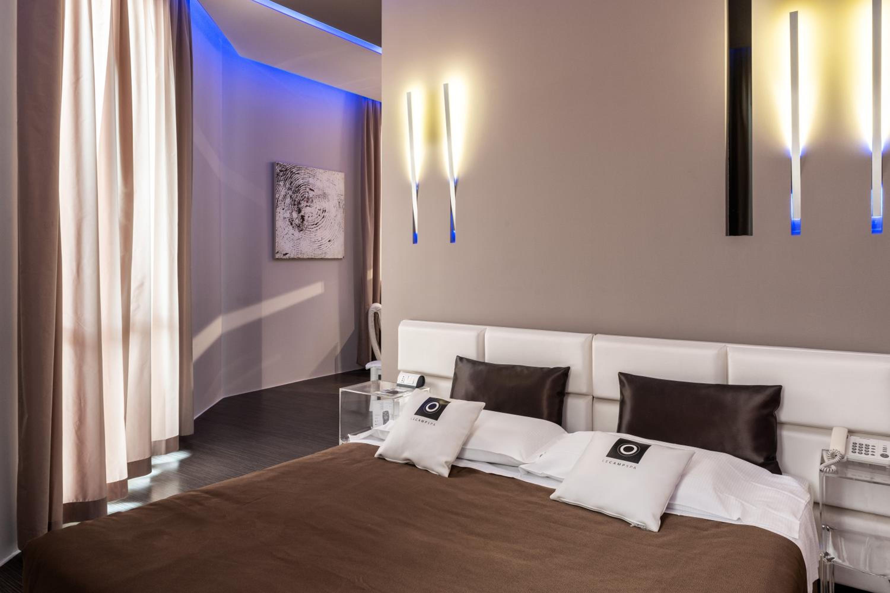 King Suite with Balcony - Photo 23