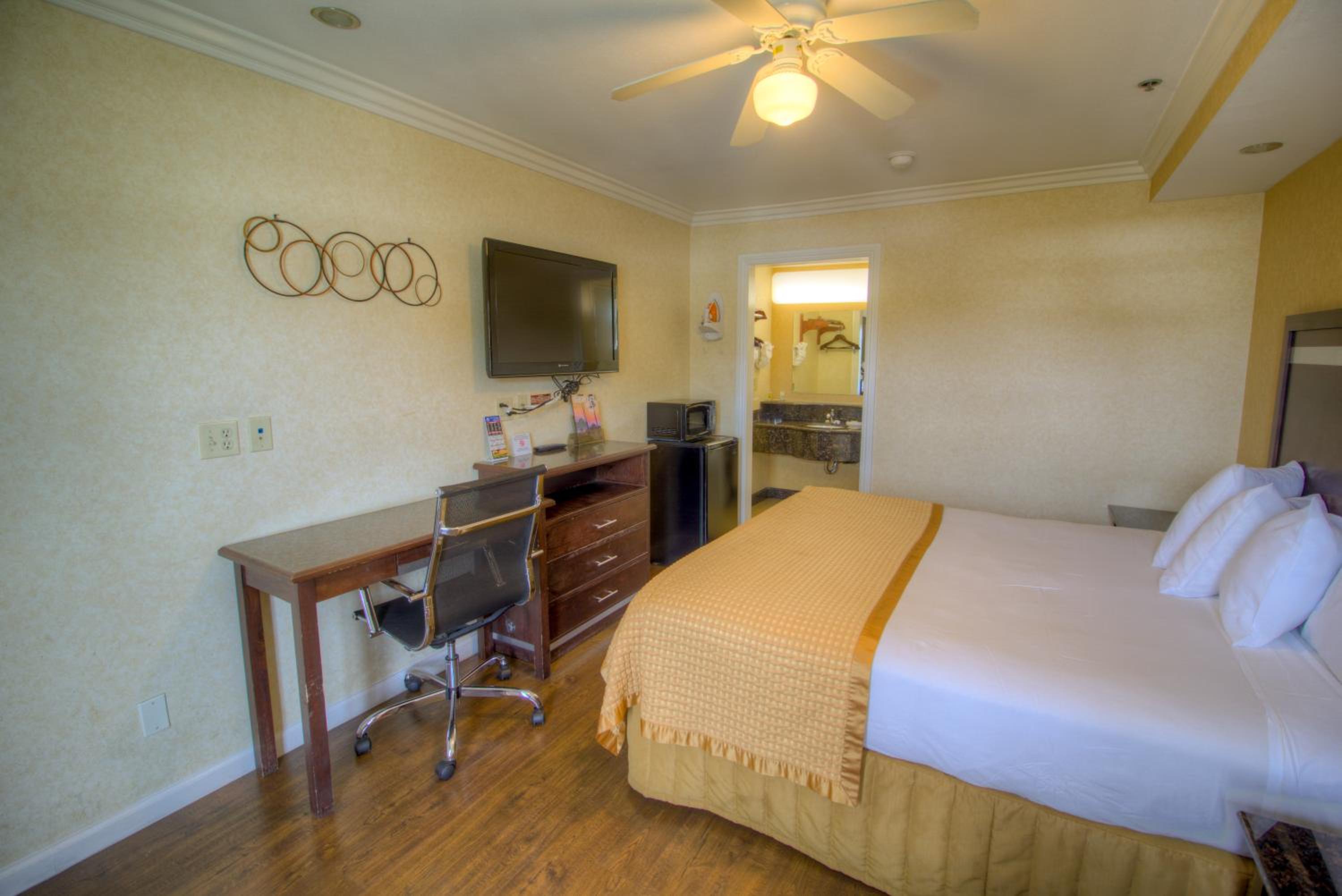 Standard King Room - Non-Smoking  - Photo 1