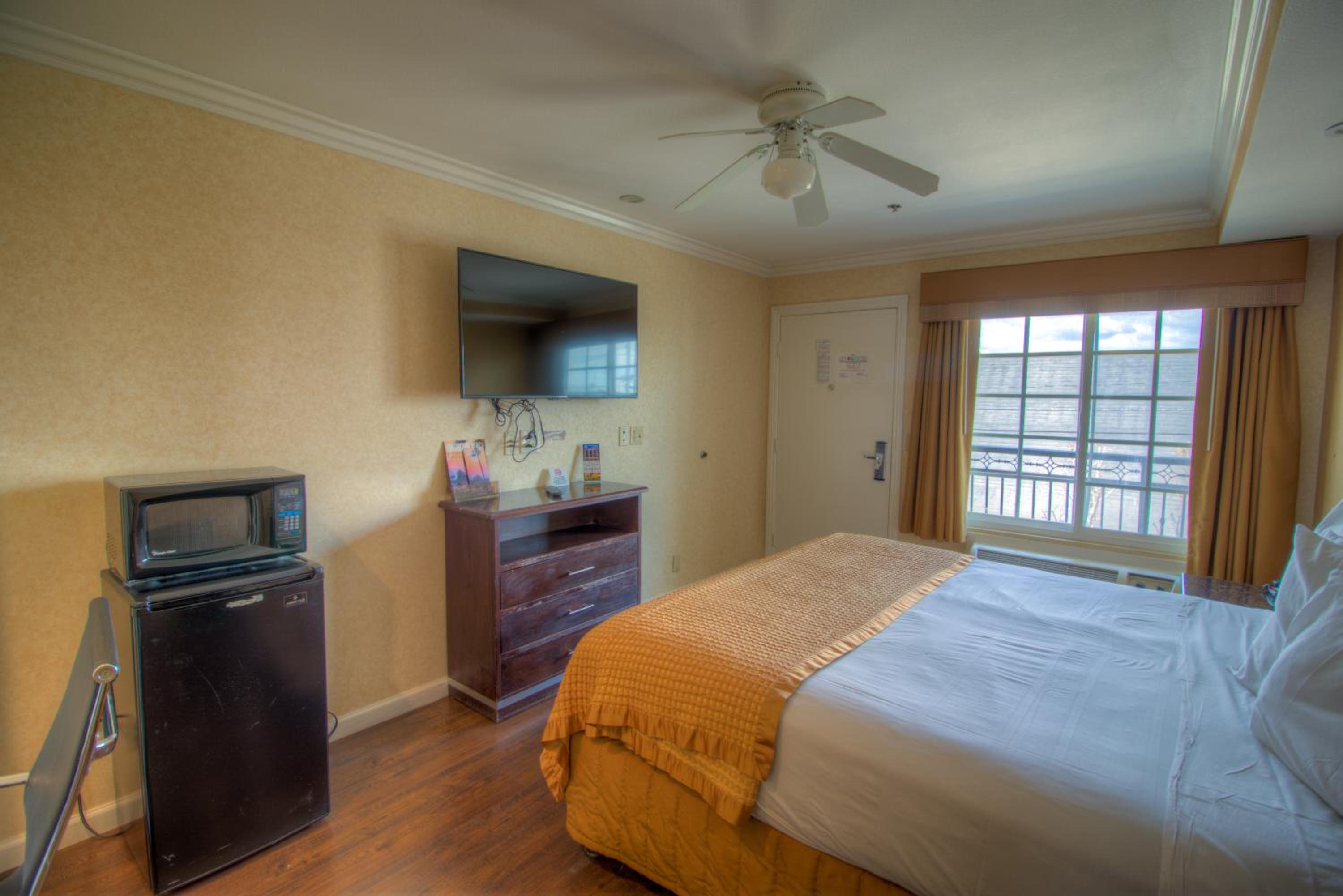 Standard King Room - Non-Smoking  - Photo 2