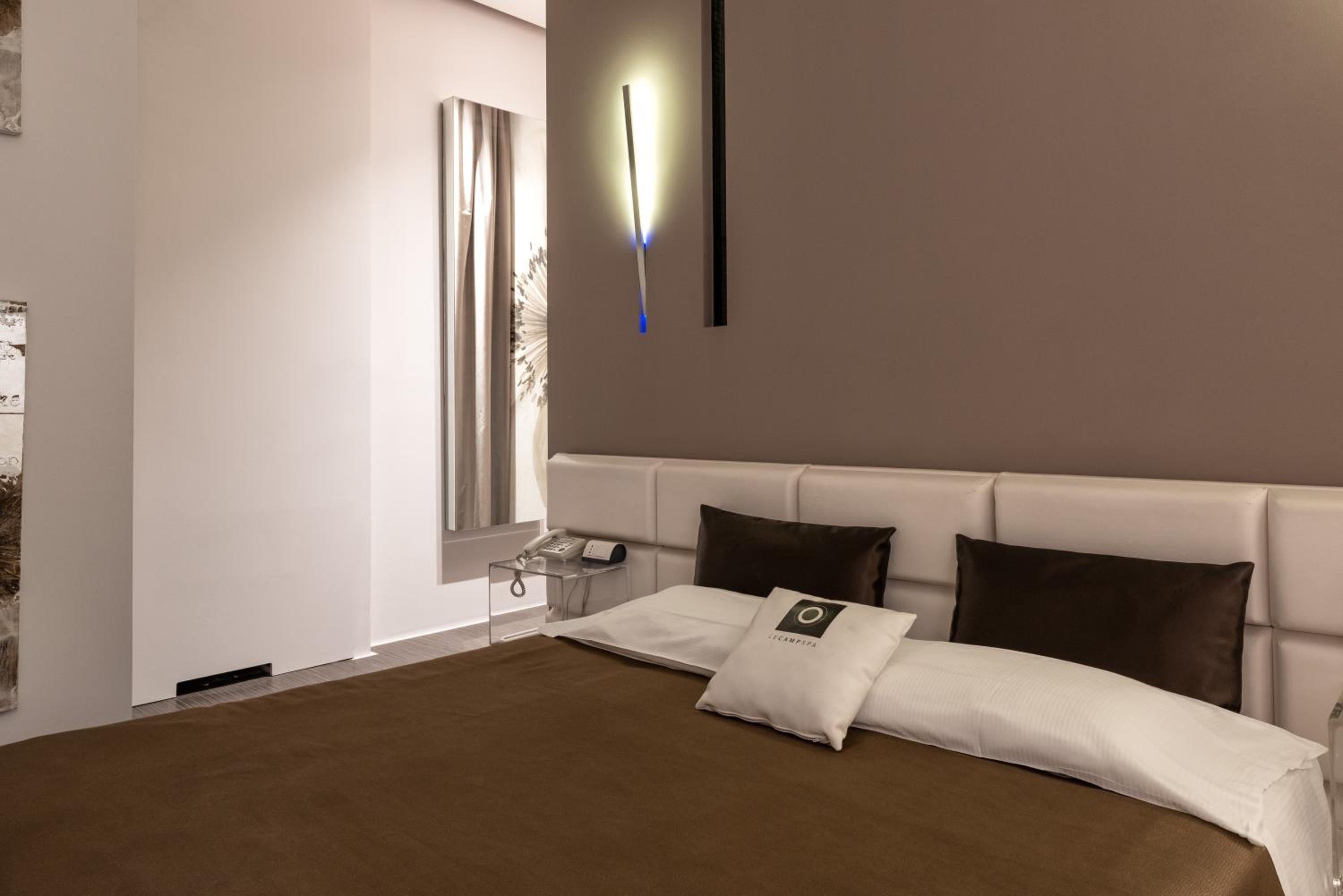 Superior King Room - Photo 16
