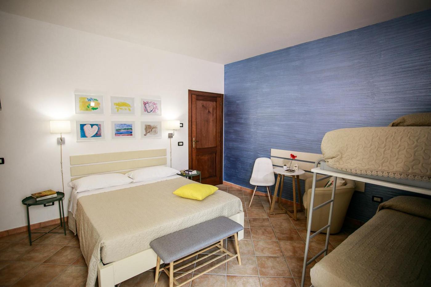 Quadruple Room with Private Bathroom - Photo 3