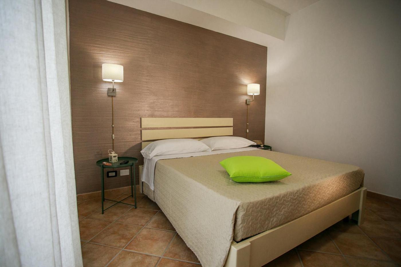 Double Room with Private Bathroom - Photo 3