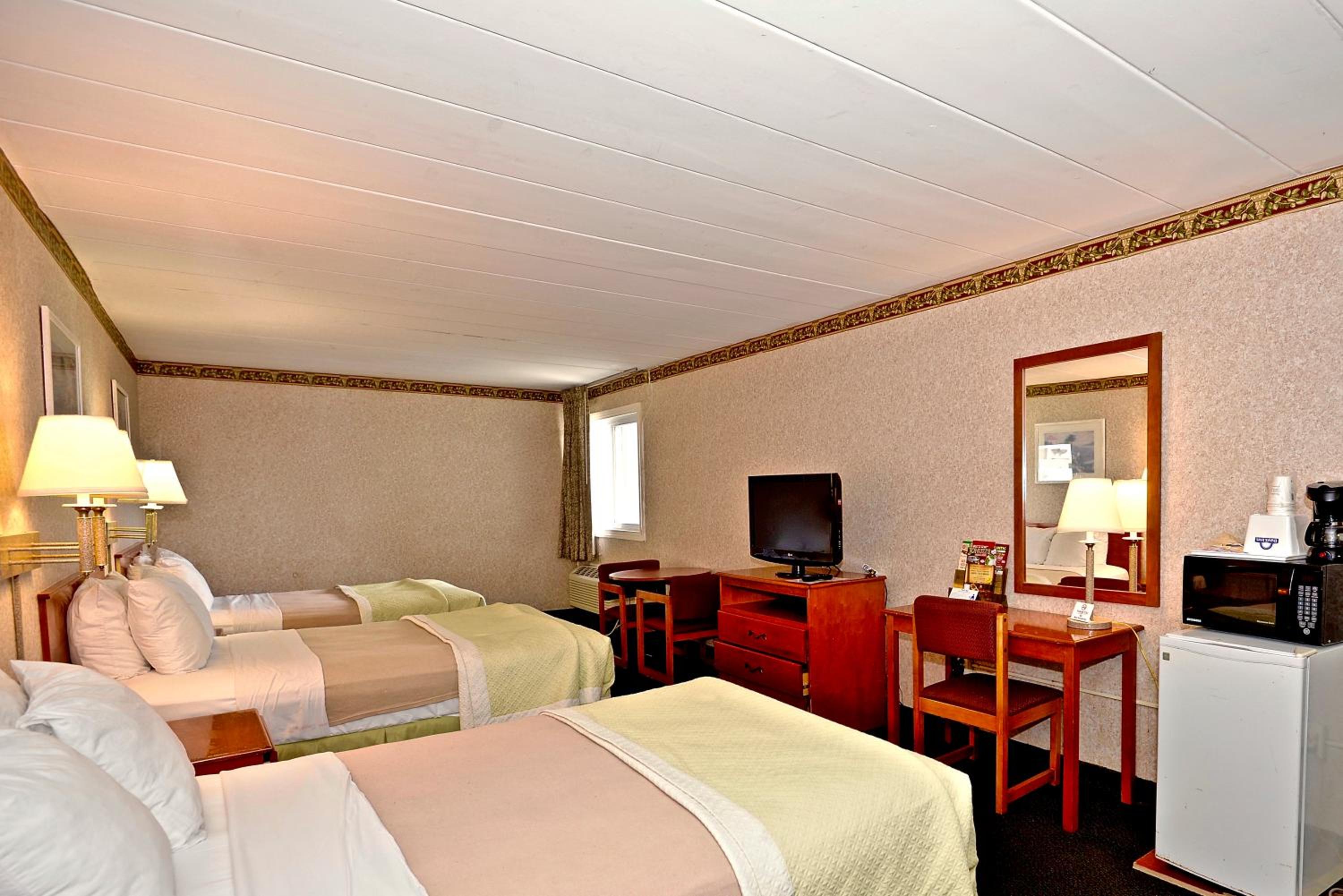 Suite with Three Double Beds - Non-Smoking - Photo 7