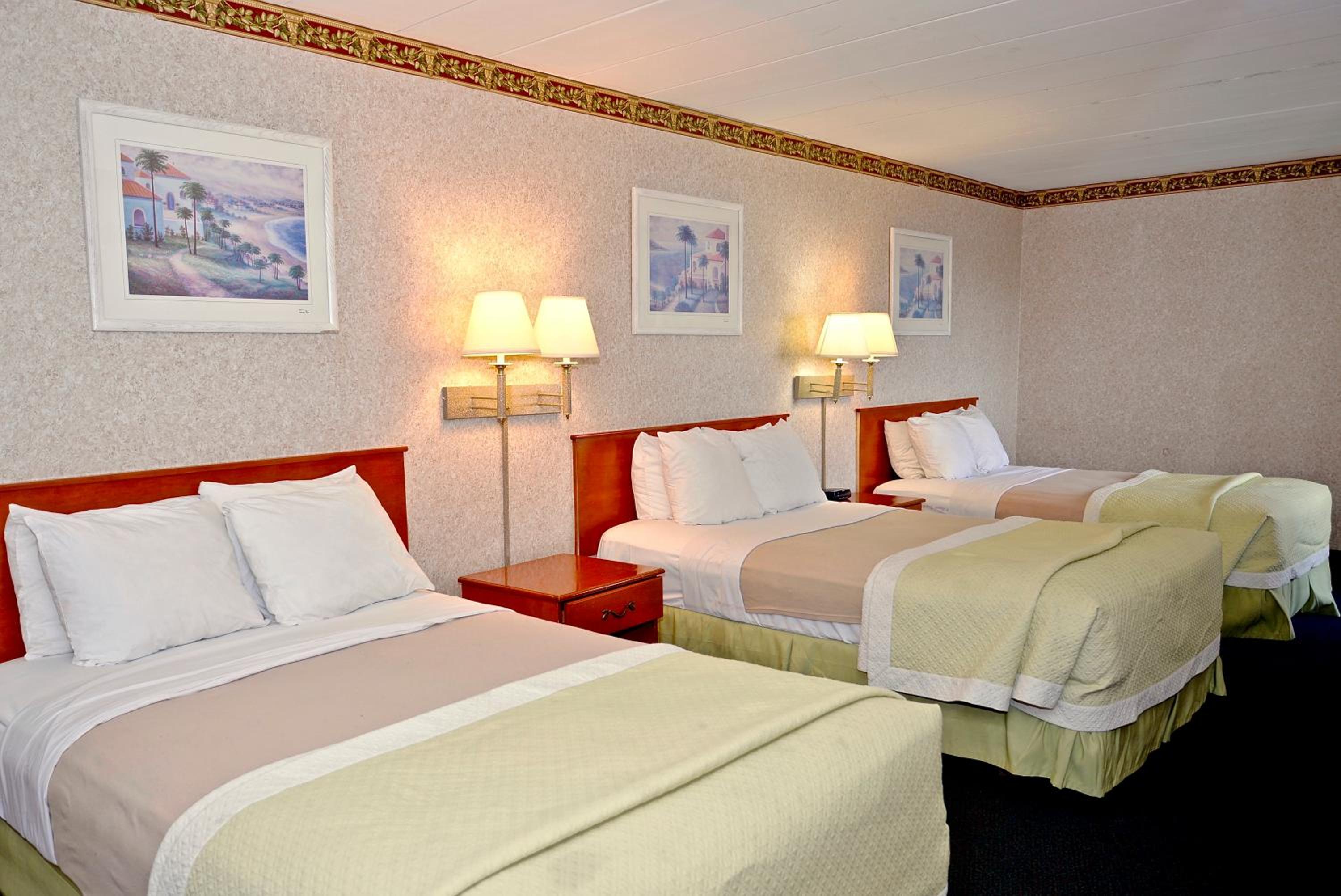 Suite with Three Double Beds - Non-Smoking - Photo 6