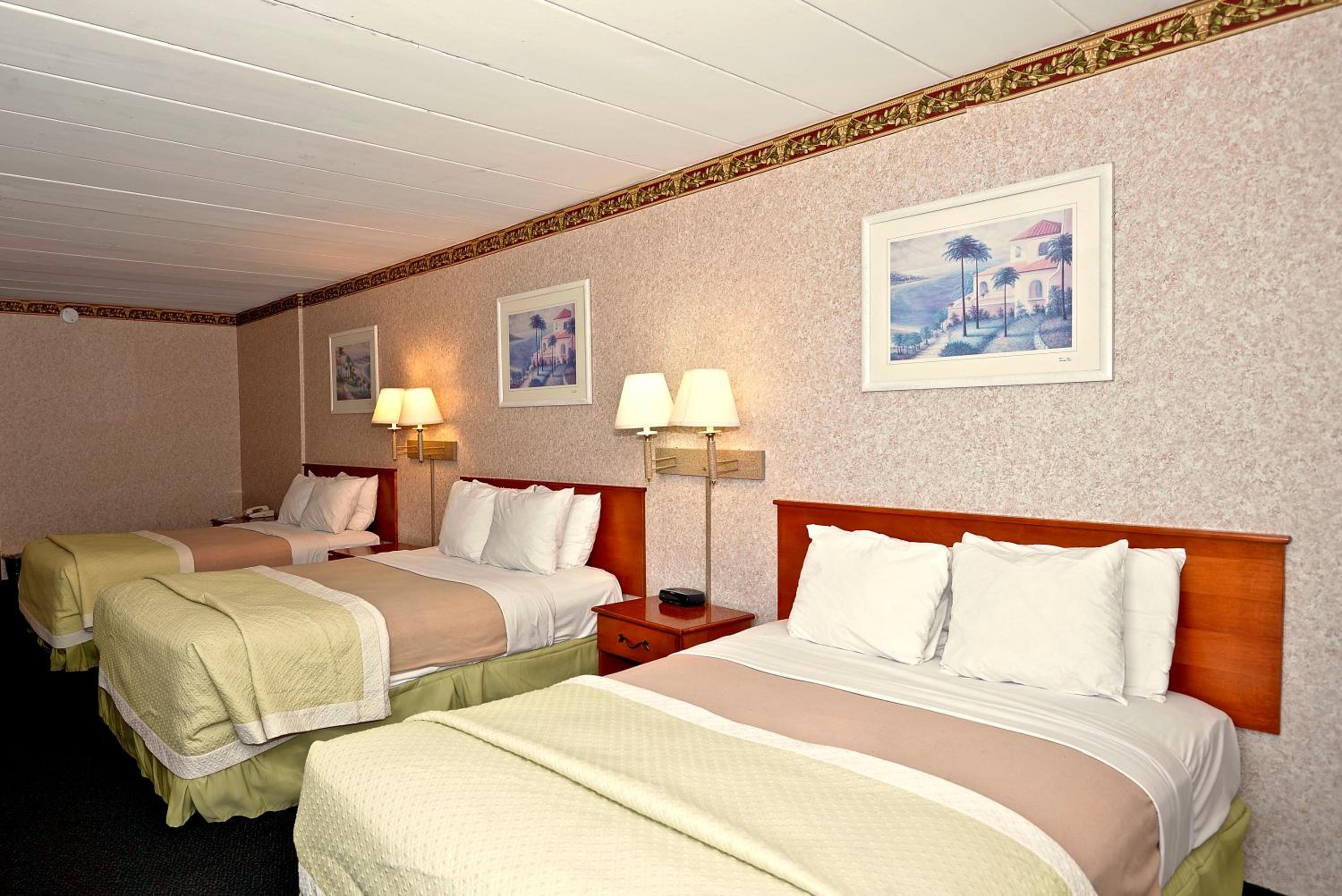 Suite with Three Double Beds - Non-Smoking - Photo 4