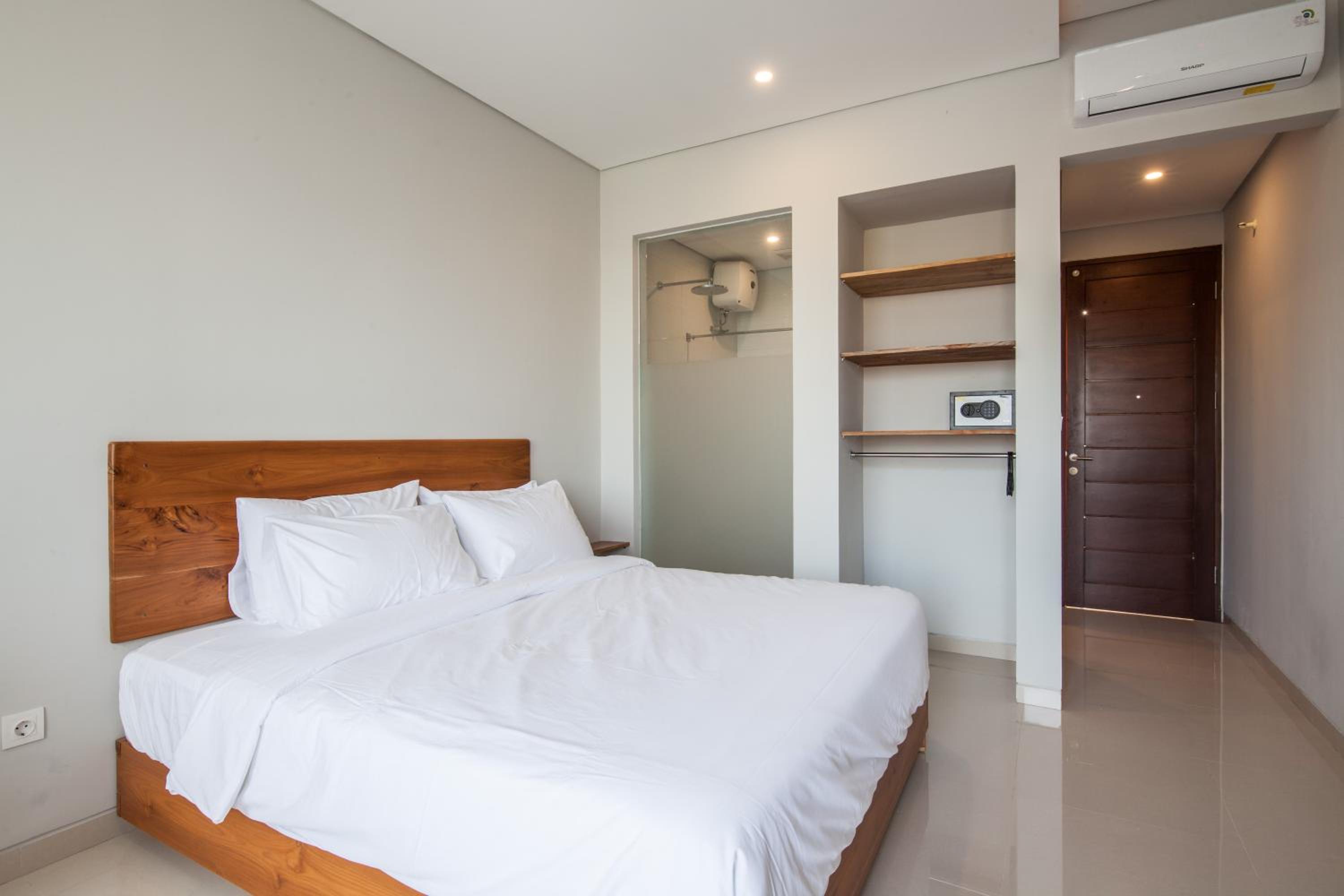 Deluxe King Room - Photo 11