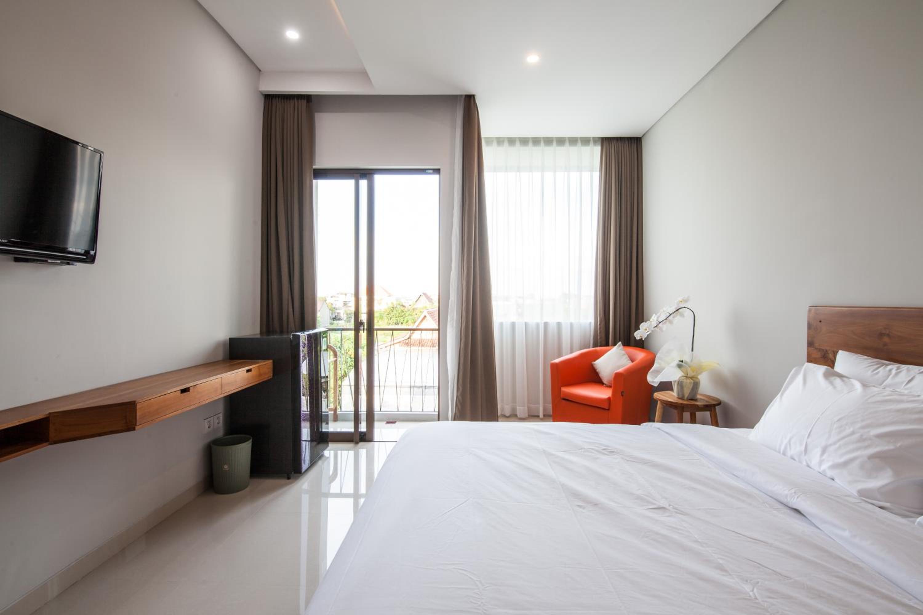 Deluxe King Room - Photo 8