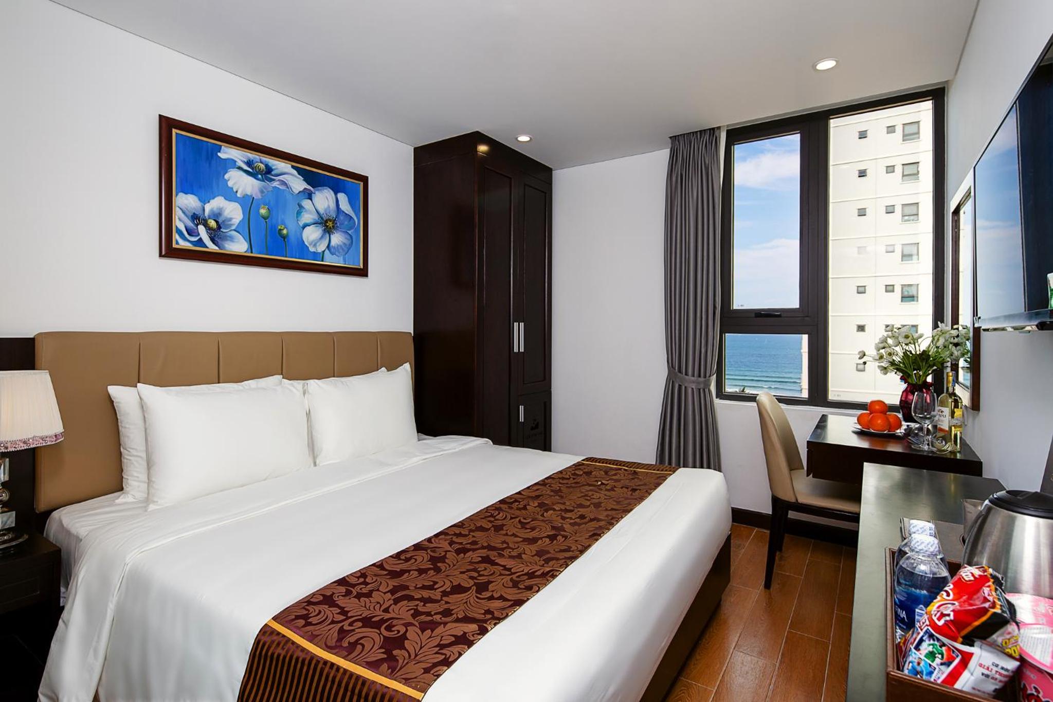 Superior King Room with City View photo 2
