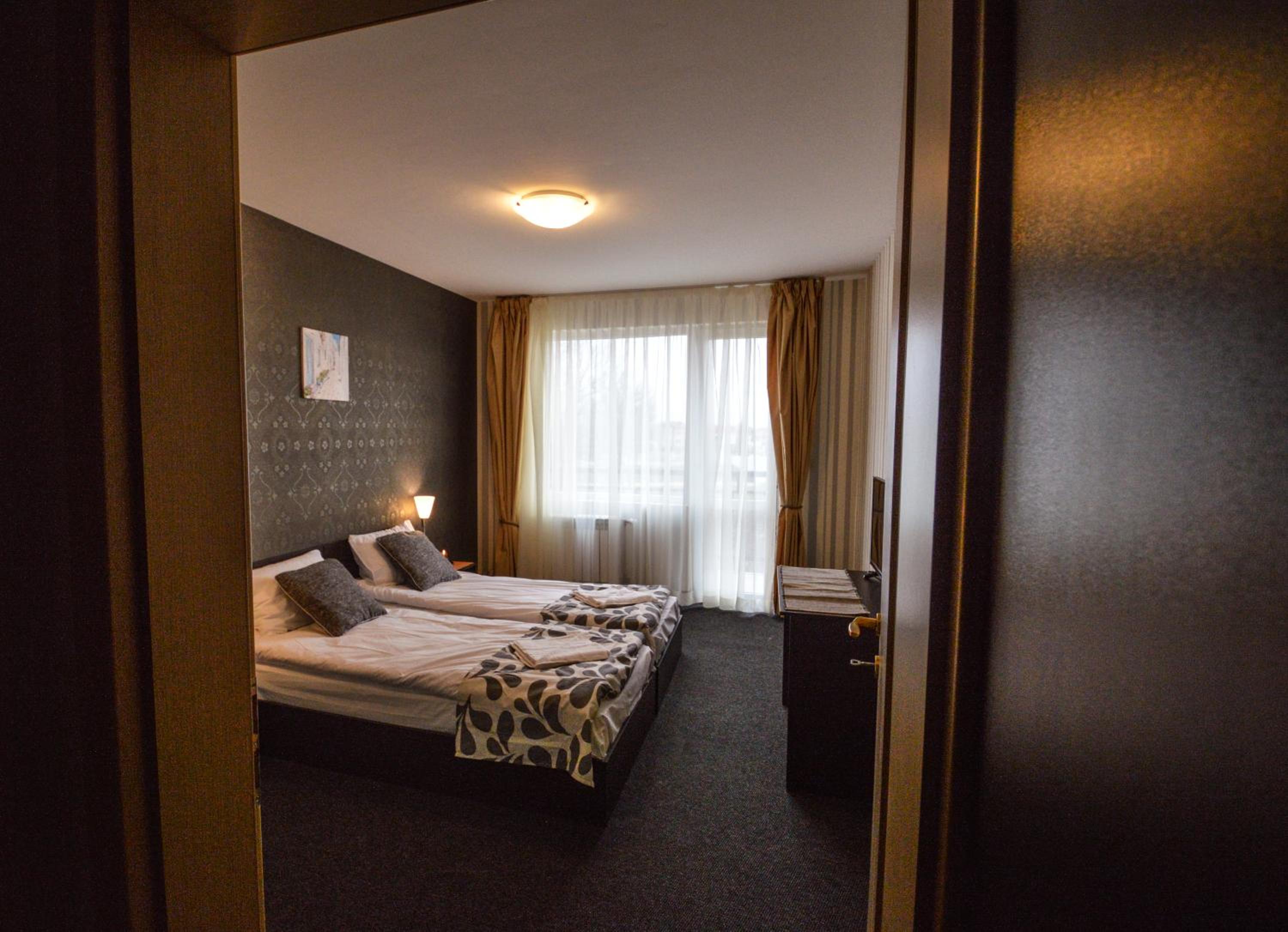 Double or Twin Room without Balcony - Photo 2